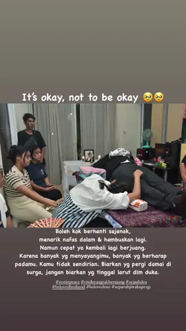 Sebelas bulan yg lalu, tepatnya 15 Februari 2024 sore sekitar pukul 17.00wib Mami merasakan gulita, bagai tak ada lentera yg menerangi jalan Mami. Sejenak langit seperti runtuh di atas kepa Mami. Tak tahu emosi apa yg harusnya Mami keluarkan saat itu. Hanya Mami merasa gelap saja dan bertanya dalam hati, sanggupkah aku melewati jalan itu?  Pi, Mami dan anak-anak Tuhan sanggupkan melewatinya Pi. Walau kadang masih ada air mata mengenangmu, merindumu teramat dalam. Rindu yg tak bertepi. 🥹🥹😭😭 Mengetik ini pun air mata Mami masih tak terbendung Pi. Mami ikhlas Pi, Mami menerima takdir yg Tuhan tetapkan utk Mami dan anak-anak. Hanya rindu ini saja yg menyeruak menyesakkan dada. Sebentar Mami berdoa Mami pasti tenang lagi kok. Kutitipkan rinduku padamu lewat lantunan doa-doa selalu 👼🏻👼🏻🤍🤍 #merindumu #missyoulikecrazy #belovedhusband #separuhjiwakupergi #cintasejatiku #rindutakberujung #dikeabadian 