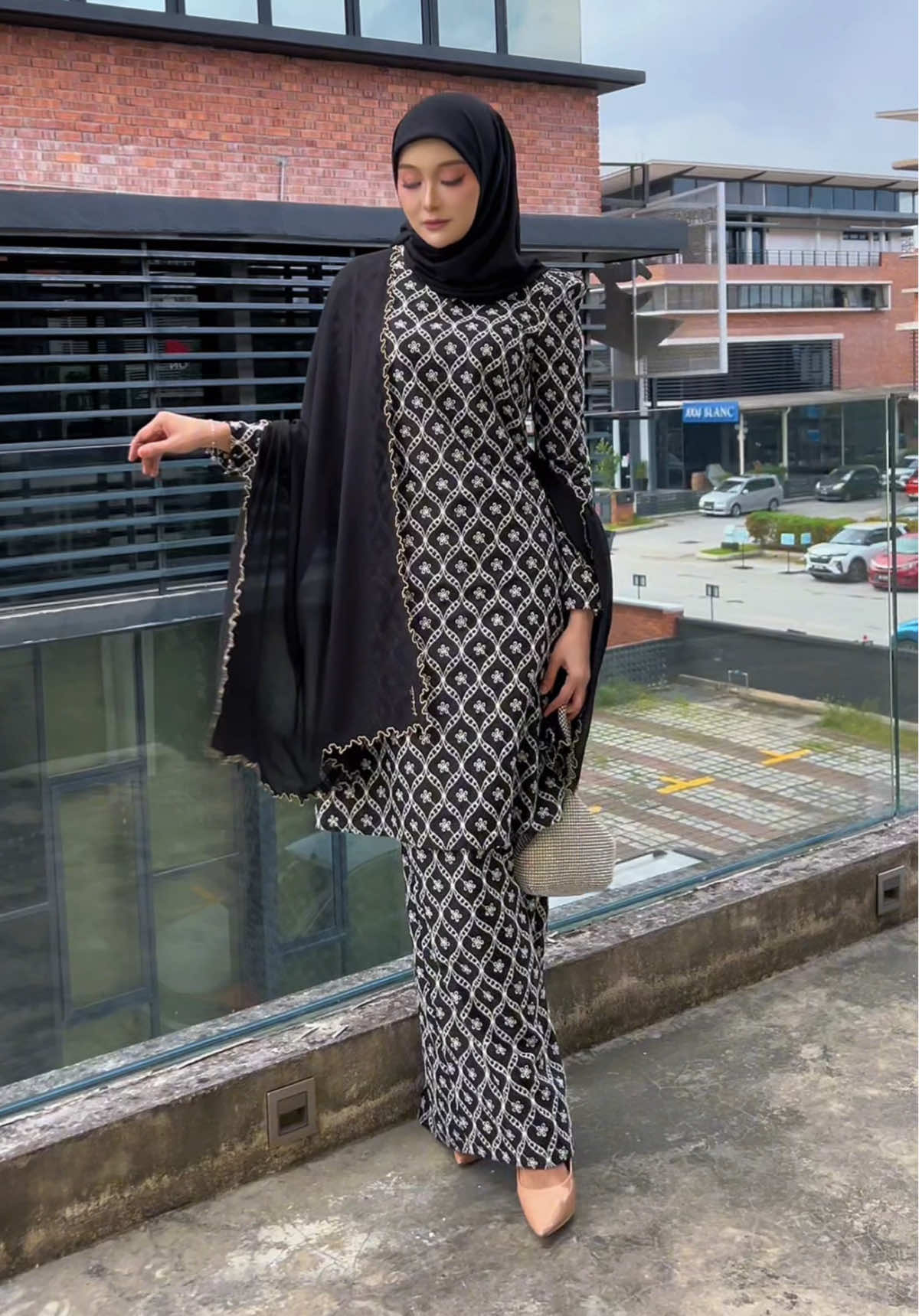 Ampun seribu ampun, Dee nak rachun uolls lagi dengan our traditional with a touch of elegance in my black classic LEONA kurung ✨ No second guessing, you NEED this Leona kurung 🙈 Hurry up ‼️ limited stock only 🙏🏻 #ForeverStylish #Kurungclassic ##jlabella##jlabellaatelier##bajukurung##bajuraya##bajunikah##bajutunang##bajukonvo##gamis##transition##fashion##raya##grwm##JlabellaGlamorousRaya2025##JlabellaRayaSeries##jlabellaLeonakurung 