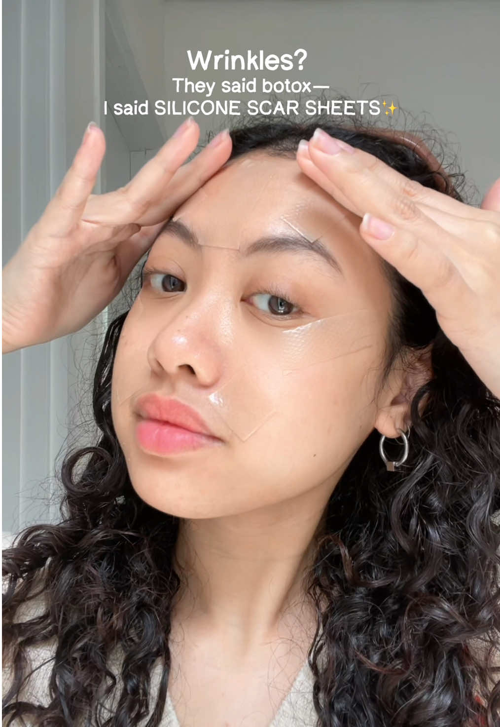 Beli plesternya di sini 👉🏼 @gita | 2c-3a curly head 🐈‍⬛  Who needs Botox when you’ve got silicone scar sheets? ✨ Say hello to smoother skin and goodbye to wrinkles!  #siliconescarsheets #beautyhacks #skincareroutine #antiaging #skincaretips #skincarehacks #wrinkles #facetape #facetaping #wrinkleremoval #wrinkletreatment #wrinklefree @The Splendor 