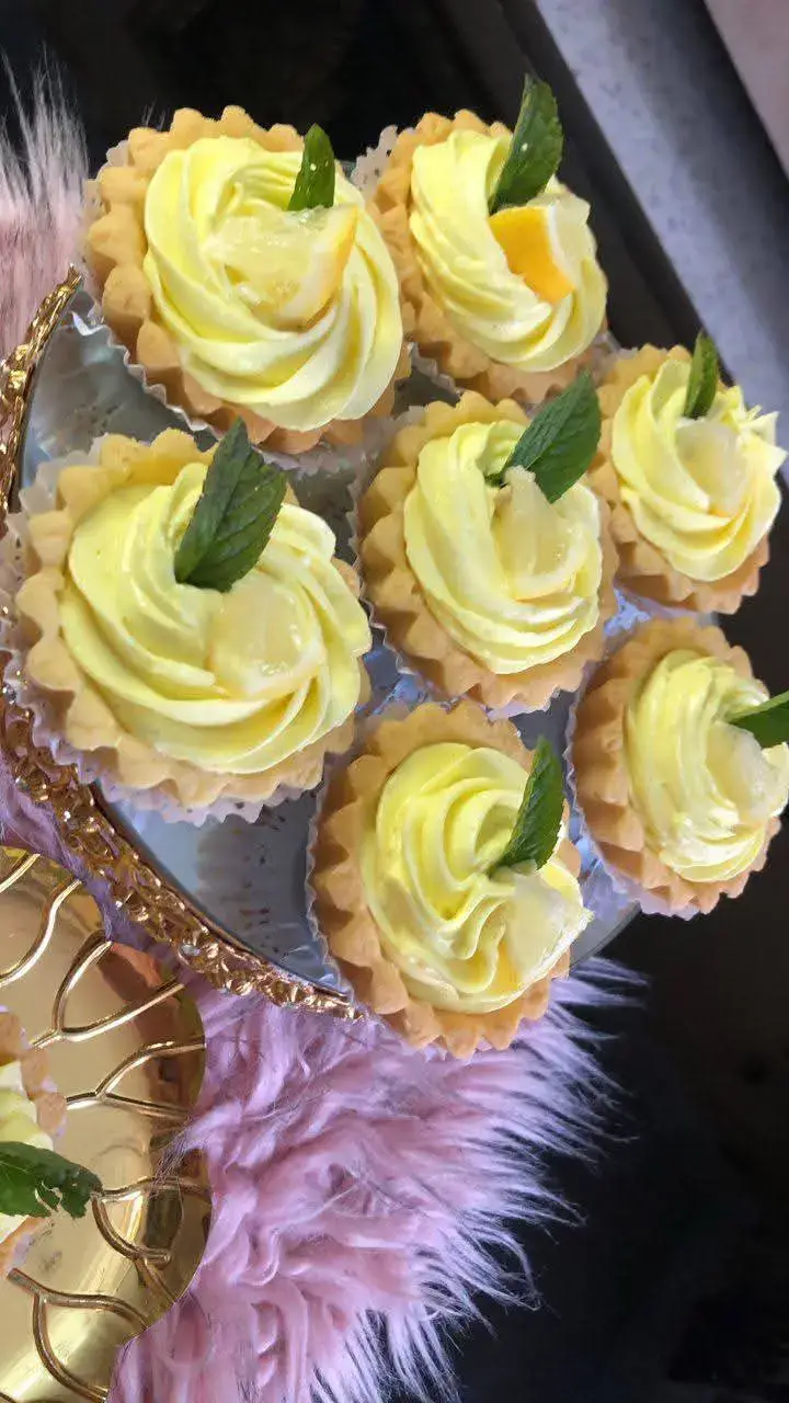 تارتولات الليمون،،😍🍋🍋🍋 المقادير:  عجينة التارتولات(عجينة الصابلي) 2مغارف كبار معمرين مليح مارغرين طرية(125غ) قرصة ملح صفار بيضة نص كاس سكر ناعم 2مغارف كبار زيت مغرف كبيرة مايزينا ربع مغرف صغيرة خميرة القاطو كاس و نص فرينة كريمة موس الليمون كاس  عصير ليمون كاس معمر ماء 2مغارف كبار مايزينا 3مغارف كبار او اكثر سكر مغرف صغيرة لافاني نخلطو المكونات بارد في بارد، ممبعد نحطوها فوق النار حتى تعقاد، وانخليوها تبرد، طلعي كاس و نص بودرة الشونتي مع كاس ماء بارد من بعد خلطي كلشي مع بعض باش توليلك موس الليمون(خلطي كريمة الشونتي لي طلعتيها مع كريمة الليمون لي طيبتيها) ملاحظة لازم الكريمة تخدميها هي اللولا باش تبرد مليح على اقل 2ساعات تزيين كريمة شونتي،،،،،😉😘#tartellete _citron  #استغفرالله #مطبخ_السعادة🤗☺️ #الشعب_الصيني_ماله_حل😂😂 #fypシ゚ #fyp 