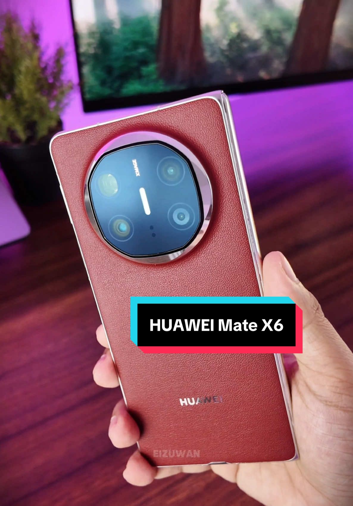 Compact dan durable foldable phone, ini HUAWEI Mate X6 ! My impression bila pegang, simply gorgeous 😍 @HUAWEI Malaysia @Huawei  #eizuwan #fulamak #huaweimatex6 #huawei #techtok 