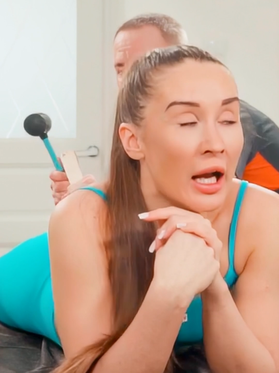 Experience a groundbreaking approach to body alignment as osteopath and manual therapist Maxim uses a special hammer technique on Christina. #HammerTherapy #BodyAlignment #UniqueHealingMethod #MaximTherapy #OsteopathySession #ManualCorrection #WellnessJourney #HealingInnovation #TherapySession #ChristinaHealing