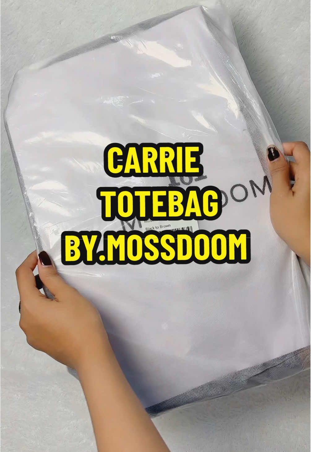 yg lagi bingung cari model totebag kalian wajib punya model totebag nya ini si🥰💃 #totebagmossdoom #ootdbag #mossdoom #totebagkuliah #totebagsimple #fypシ゚viral🖤 