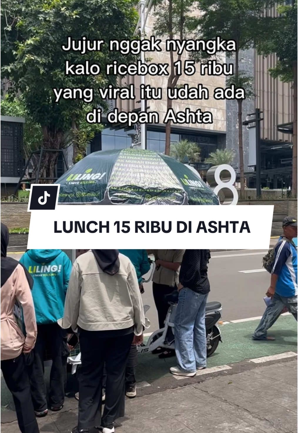 CHICKEN RICEBOX 15 RIBU udah ada di Ashta? 😮 Sekarang lunch di Ashta nggak perlu mahal lagi deh! Beli LILING di depan Ashta cuma 15 ribu perut udah kenyang 🤤 Yuk, buruan serbu LILINGnya! #LILING #limauid #fyp #jualankeliling 