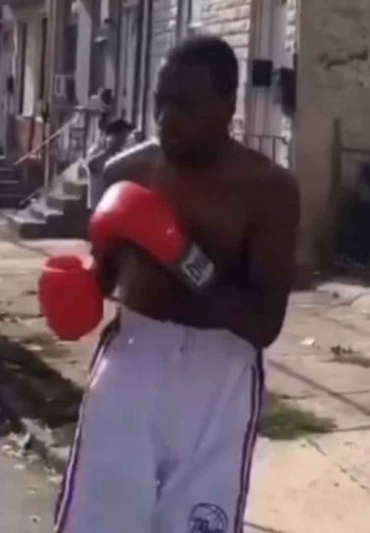 Float like a butterfly sting like a bee ahhh 😭😭😭#fyp #boxing🥊 #boxraw #champion #memestiktok #funnytiktok #america #viral_video #viralvideos #creed 