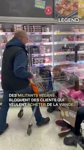Des militants de la défense animale ont bloqué des clients qui essayaient d’acheter de la viande dans un supermarché à Portwood en Angleterre. Le groupe fait partie du mouvement britannique Animal Rising. #legend #legendmedia #vegans #vegan 