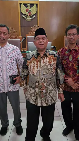 Permohonan Praperadilan seorang Pengusaha tambang di Surabaya yang ditahan Bareskrim Polri menurut  hakim tunggal Praperadilan di Pengadilan Negeri Jaksel dinyatakan tidak sah, Tersangka harus segera dibebaskan pemblokiran  rekening2 tidak sah dan harus dibuka, pencegahan keluar negeri harus dicabut. #fyppppppppppppppppppppppp #fypシ #fyp #prapradilan #hukumpidana 