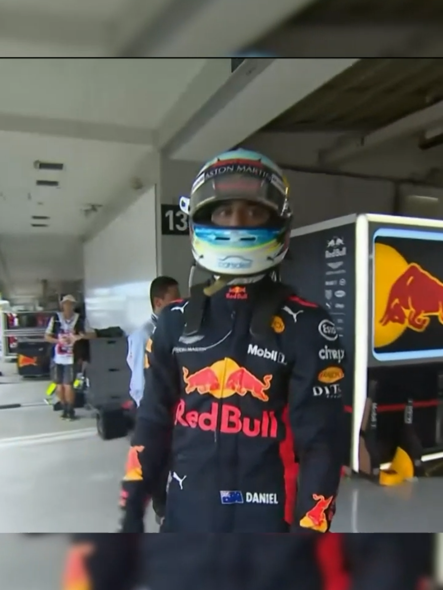 Daniel Ricciardo was not a happy man 😡😤 - 2018 Japanese GP Qualifying Ricciardo lost power during Q2, ending his session early. When he got out of the car, he couldn’t hold back—he had to show his emotions after yet another mechanical failure. 😔💔 #Formula1 #F1 #FormulaOne #DanielRicciardo #RedBull #RedBullRacing #Motorsport #Racing