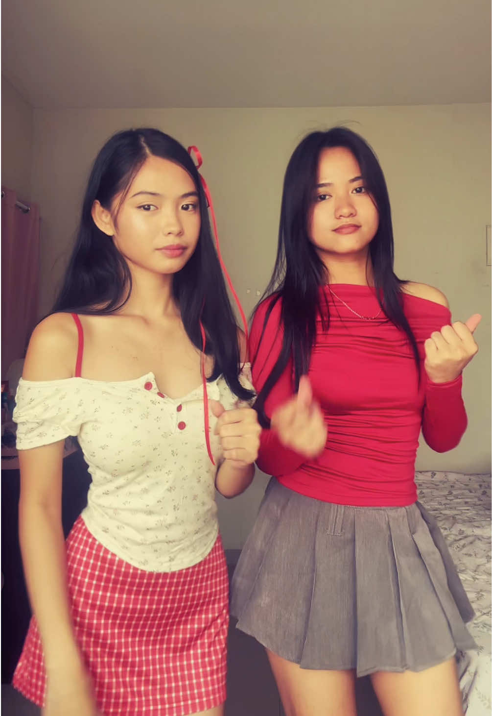 red fits 💋 @sunny #paperplanes #dancetrend #fyp #foryou #bffdance #2025 #outfit #red 