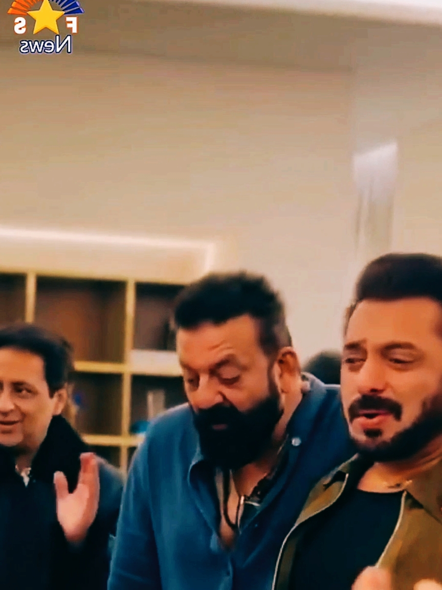 #sanjaydutt #salmankhan kya lag rahe hain dono last mein to kya bat hai@TikTok #viralmyvideo #foryoupage❤️❤️ #100kviews 