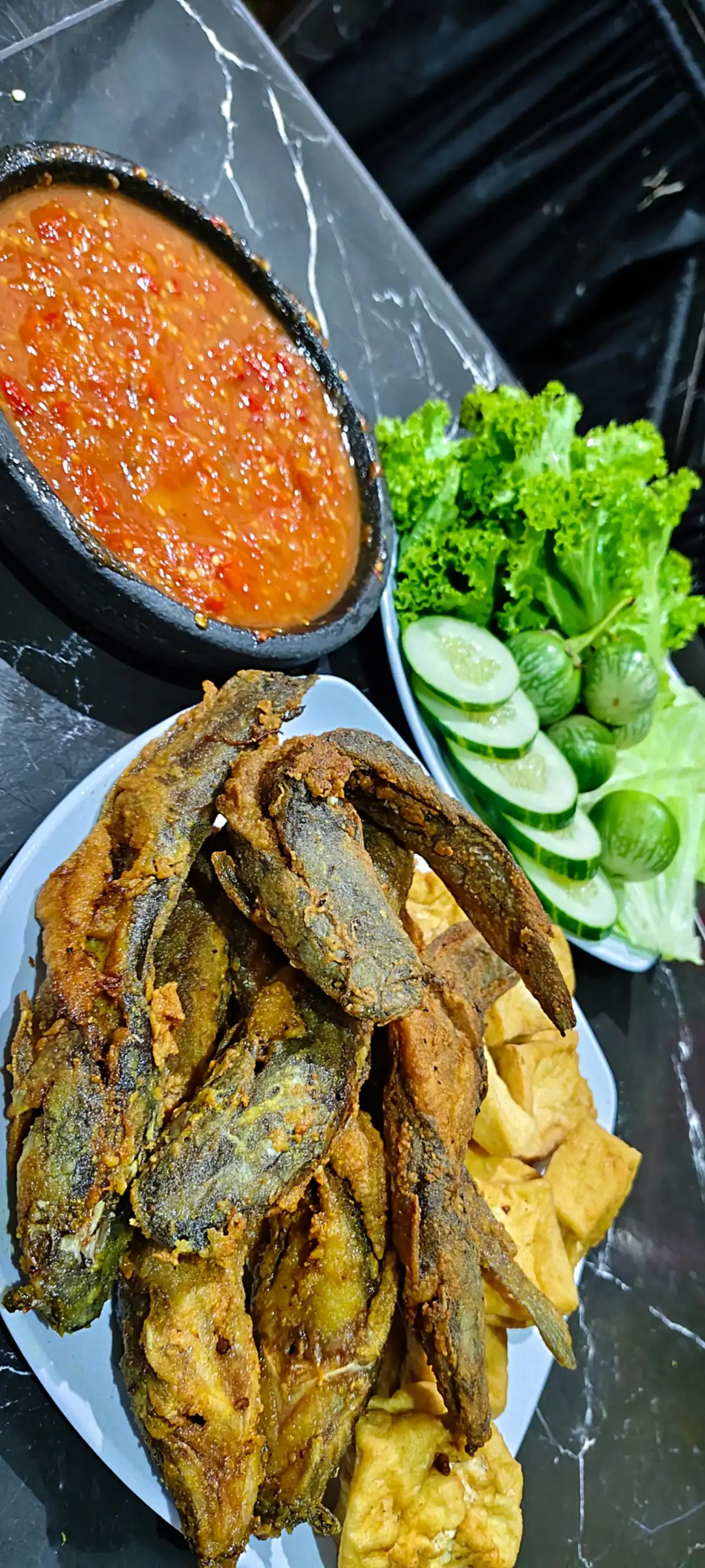 pecel lele 😊 #pecellele #samballamongan #sambaltomat #lalapanmentah #makanmalam #makansiang #makan ##makananenak #masakansimple #masakanrumahan #masakansederhana #lele #lelegoreng 