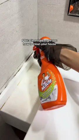 When Cleantok turns you into a pro cleaner 🧽✨ Who needs a magic wand when you’ve got the right hacks! 💪🏻 #SCJohnson #MrMuscle #MoldAndMildew #CleaningHacks #HomeEssentials #CleaningEssentials 