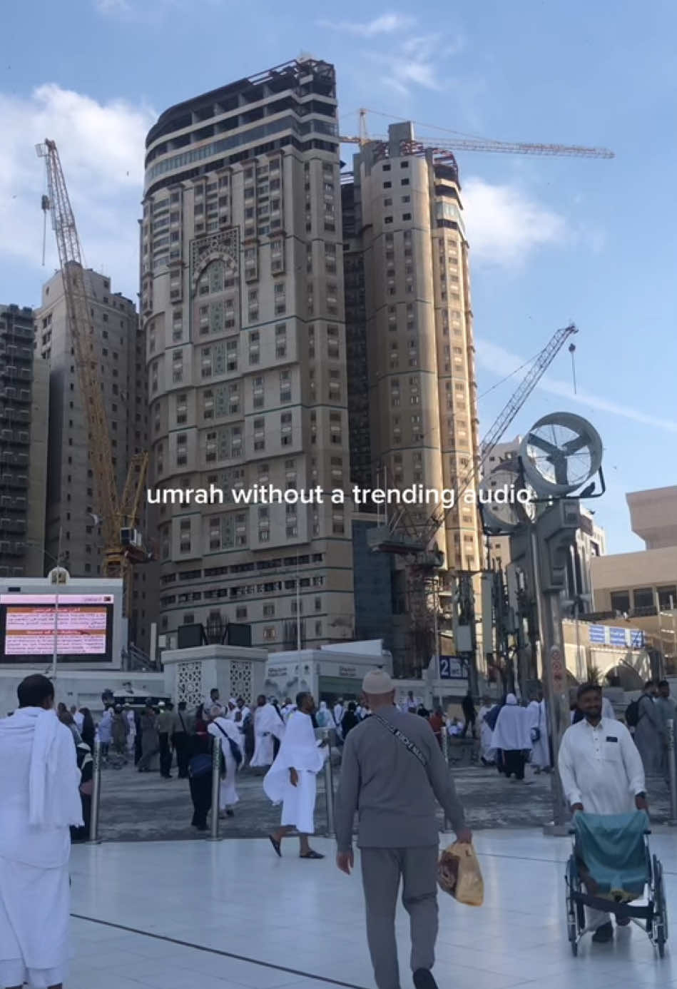 noise but not disturbing, and i miss the atmosphere there 🥹🤍 #umrah #mecca #madinah #mekkahmadinah #arab #life #muslim #CapCut 