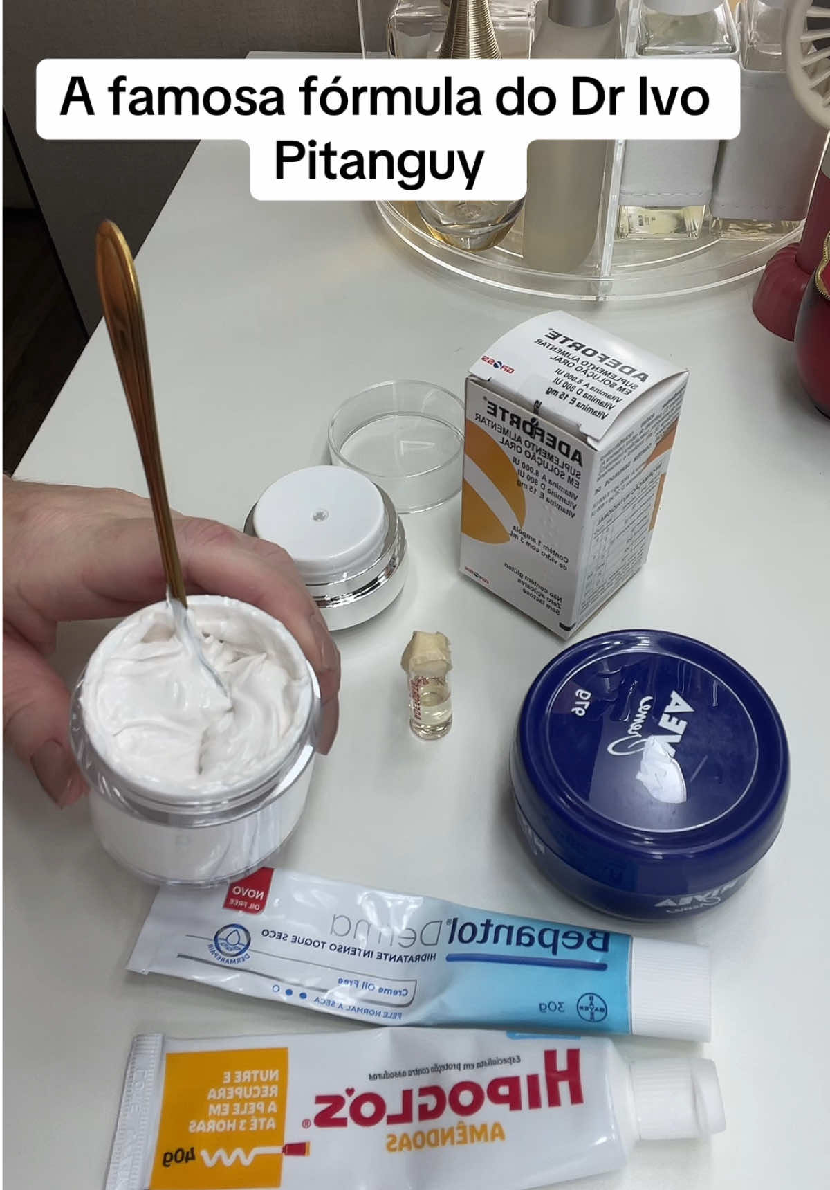 Bepantol Derma, Hipoglos amêndoas, adeforte, creme Nívea azul, embalagem Shopee. Você pode também acrescentar gotas de óleo de rosa mosqueta ou de óleo de olíbano. Com os óleos a mistura fica com o cheiro característico deles. Uso essa misturinha sempre a noite na área dos olhos (pálpebras inferiores) e demais áreas ressecadas da face, gosto muito no colo (para dormir ajuda a hidratar e não marcar tanto o colo) e no dorso das mãos. Gente, é uma fórmula de hidratação intensiva, ela forma uma barreira na pele favorecendo uma hidratação intensa.  #formuladrivopitangy #cremefacial 