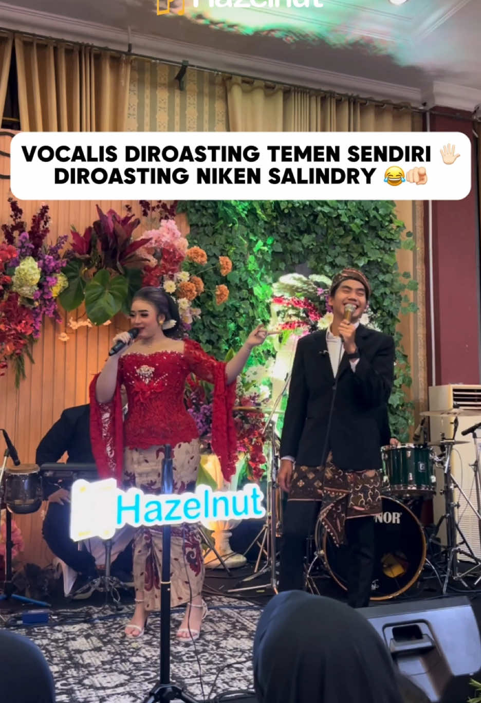 Kena roasting di panggung sama @Niken Salindry Reall 😆 Organized by @RedVelvet Wedding Planner🕊  #bandsurabaya  #bandweddingsurabaya #weddingsurabaya #nikensalindry #cundamani #cundamaninikensalindry #gueststar #konserdiwedding #weddinginspiration #inspirasipernikahan #hazelnutmusic #hazelnutband #goodvibesmaker 