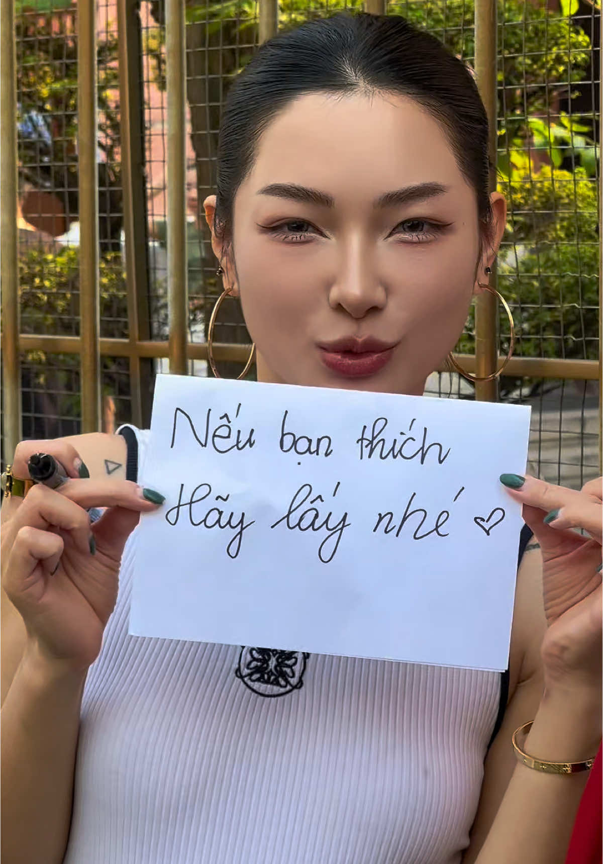 Cảm ơn bà @HongYi024 rất nhìuuu đã xuất hiện và kết làm “thông gia” với tui, không ngại ngần để đưa “em nhỏ” về nhàaa 😍😍🥰  Mong rằng món đồ nhỏ này có thể đồng hành và ăn Tết cùng bà iu nhaa 😍 Và trong tương lai, hãy gả em nó cho ai cần hơn nhaa 💓 Chúng ta hãy cùng chung tay lan toả thông điệp tiêu dùng có trách nhiệm và kéo dài tuổi đời cho các món đồ nhaa ❤️❤️❤️ (Video đã được sự cho phép về mặt hình ảnh của Hồng - mọi người yên tâm nhaa)