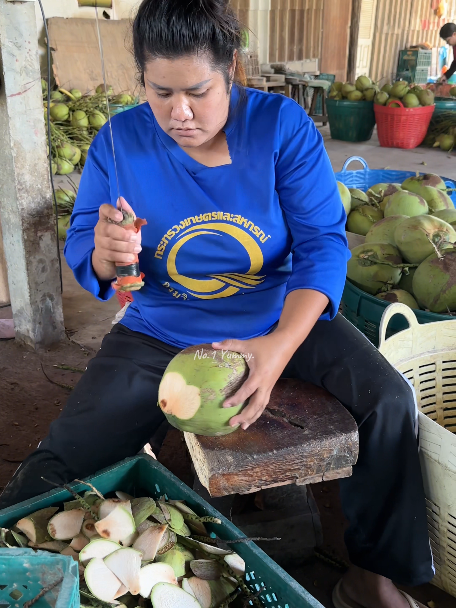Professional! Coconut peeling skills.#streetfood #foodtiktok #asmr #yummy #fpy #fpyシ #fruit #fruits #thailand #bangkok  📍พิกัด : ล้งมะพร้าว จำลอง บ้านแพ้ว สมุทรสาคร  ☎️0868079482