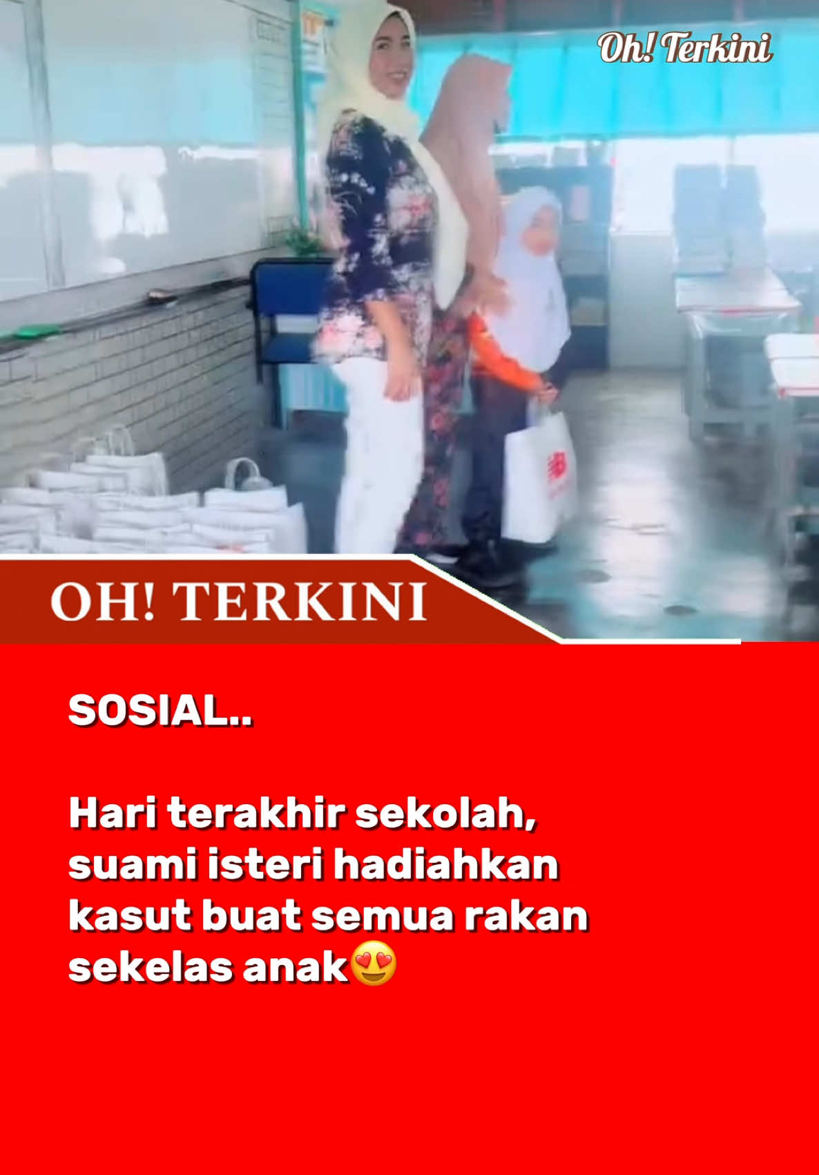 Semoga rezeki terus mengalir buat pemberi kasut. Jenama pun bukan bebiasa ea❤️  Baca artikel di bawah👇 Suami isteri hadiahkan kasut buat semua rakan sekelas anak bersempena dengan hari terakhir persekolahan sehingga mendapat perhatian ramai. Menerusi hantaran video yang dibuat akaun TT azra_deanna, dia telah memuat naik momen sewaktu guru kelas anaknya membuat pengumuman agar murid-murid mengambil seorang satu kasut yang diletakkan di dalam beg kertas. Dapat dilihat beg kertas jenama kasut tersebut bukannya murah, namun mereka suami isteri menyatakan hadiah berkenaan adalah rezeki buat murid-murid di kelas itu Walaupun tidak ramai yang hadir pada hari terakhir persekolahan, pengguna TT berkenaan bersyukur kerana dapat berkongsi rezeki dengan mereka. Guru kelas kepada anak pasangan suami isteri itu juga telah meminta murid-muridnya untuk mengucapkan terima kasih kerana memberikan mereka kasut baru. Dia juga berpesan agar mereka semua membuka beg kertas terbabit selepas pulang dari sekolah dan bukannya di dalam kelas. Perkongsian tersebut telah mendapat perhatian ramai apabila rata-rata berasa gembira melihat pasangan tersebut berkongsi rezeki dengan orang lain sehingga membuatkan murid-muris itu tersenyum. Ada juga yang mengakui sebak melihat momen berkenaan dan mendoakan agar rezeki mereka terus mengalir kerana tidak lokek dalam bersedekah. Semoga pemberian  tersebut dapat memberi manfaat kepada murid-murid serta pemberia terus dimurahkan rezeki. 🎥azra_deanna #suami #isteri #hadiah 