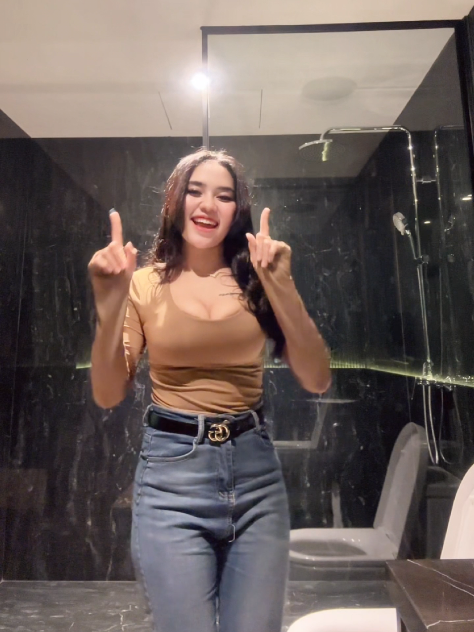 Di Jogetin Aja #adnind29 #idamanmu #cantik  #masukberanda #foryoupage #trendingvideo #lewatberanda #wanitaidaman #trending #fyp  #gemesin #soundviral #fypage 