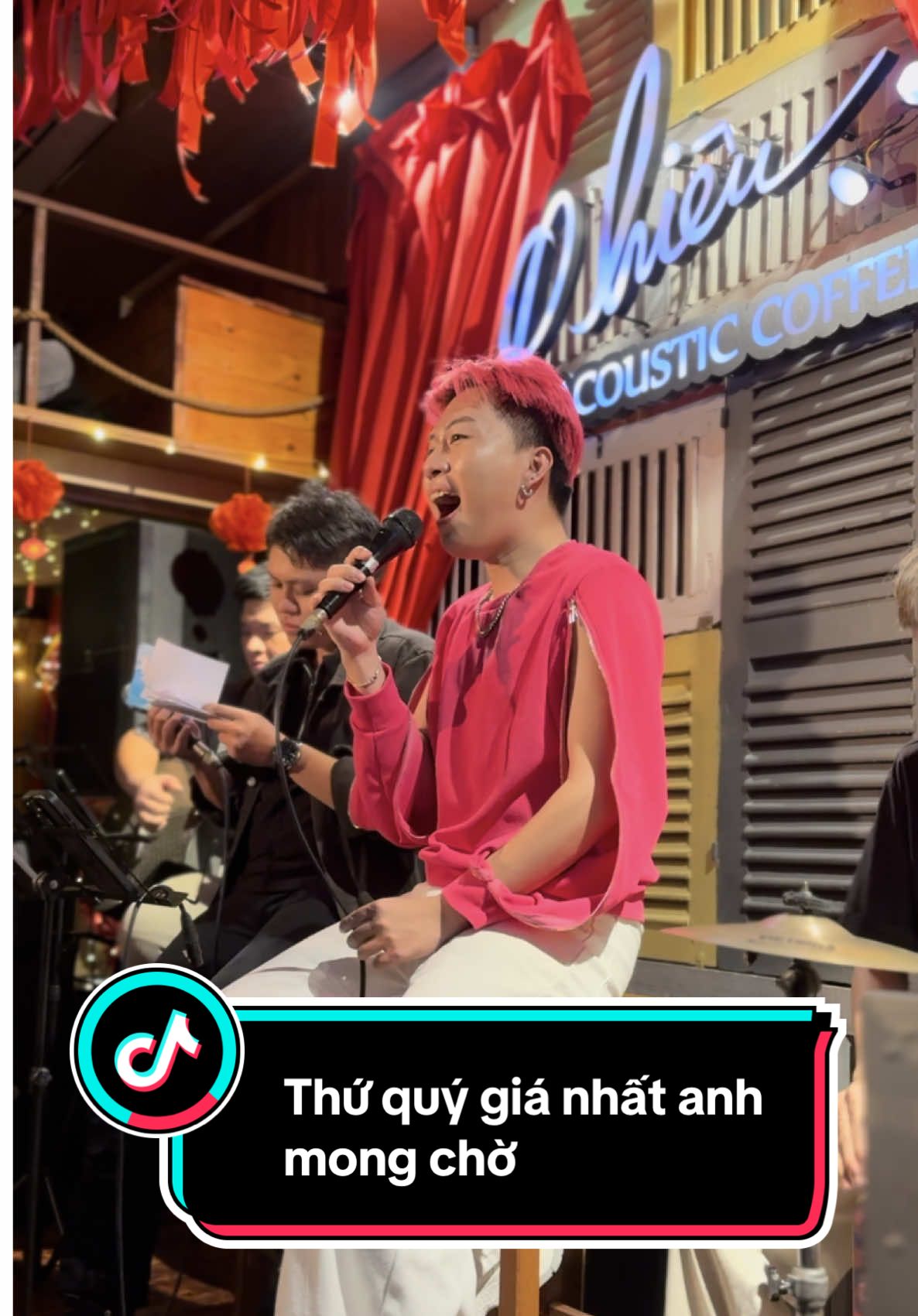 Thứ quý giá nhất anh có được là phút giây được gần bên em 🥰🥰🥰 #phiêu #phiêuacousticcafe #2025 #hatvoinhaunghe💞 #acoustic 