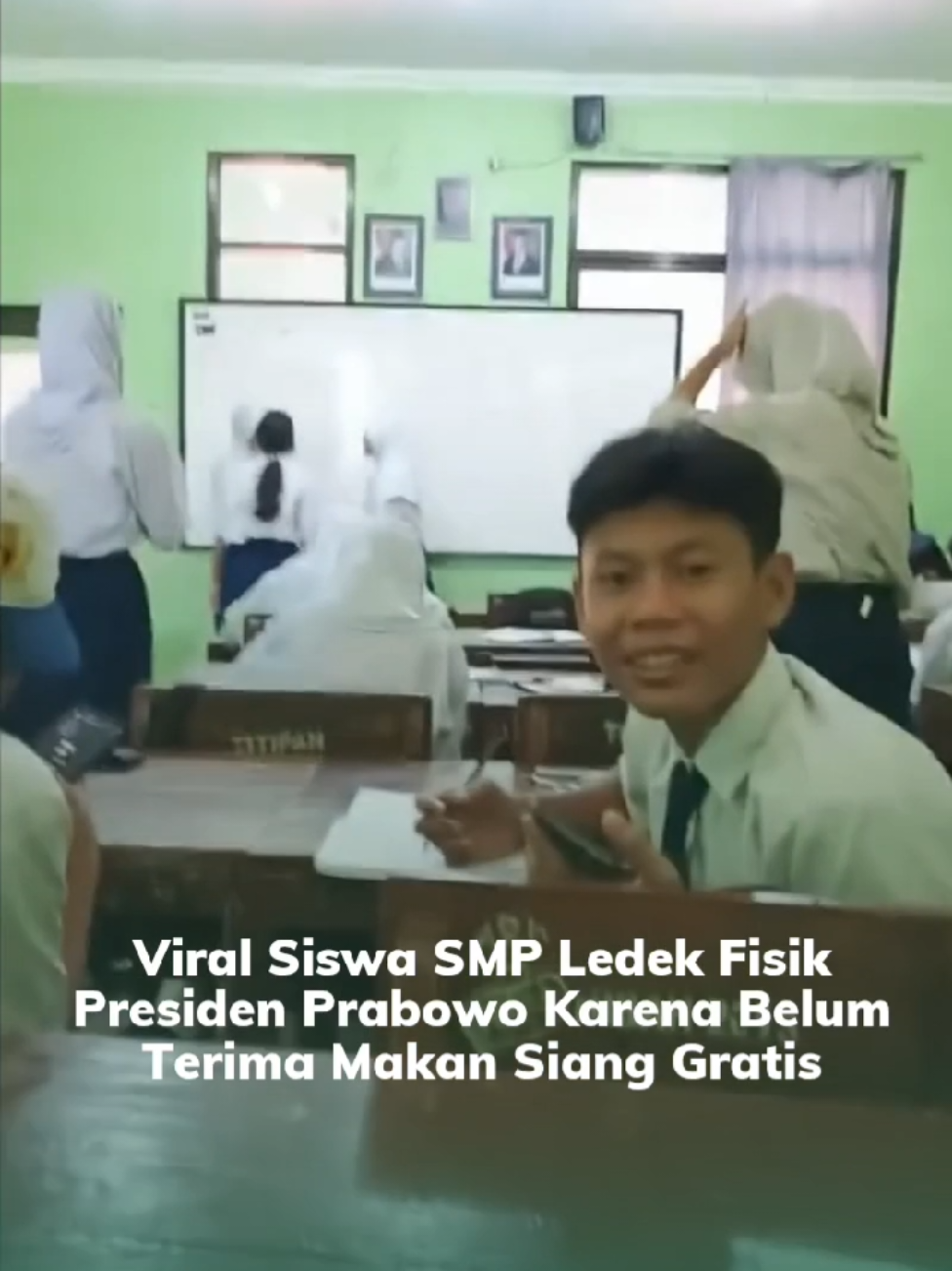 Seorang siswa Sekolah Menengah Pertama (SMP) melontarkan kritik tajam terhadap program makan siang gratis yang belum diterimanya, bahkan meledek Presiden Prabowo Subianto dengan kata-kata yang tidak pantas. . Hingga saat ini, belum diketahui secara pasti dari sekolah mana siswa tersebut berasal. . Program makan bergizi gratis ini baru berjalan selama dua minggu sejak diluncurkan pada 6 Januari 2025. . Saat ini, pemerintah telah mengoperasikan 238 Sentra Produksi Pangan Gizi (SPPG) di 31 provinsi. . Program tersebut melayani lebih dari 650 ribu penerima manfaat, termasuk siswa PAUD hingga SLB, ibu hamil, ibu menyusui, dan balita. . Pemerintah menargetkan hingga April 2025, sebanyak 932 dapur akan beroperasi melayani 3 juta penerima manfaat. Target ini akan terus meningkat hingga mencapai 5.000 dapur pada akhir tahun 2025 yang diharapkan melayani lebih dari 15 juta jiwa di 514 kabupaten/kota. . Langkah ini menjadi salah satu upaya pemerintah untuk meningkatkan kualitas gizi masyarakat, khususnya anak-anak dan kelompok rentan Jainnya. . Namun, masih menghadapi sejumlah kendala di lapangan, seperti distribusi dan kesenjangan akses antar wilayah. .  #aboutbdgcom #aboutbandung #bandung #bandunghits #bandungbanget #infobdg #infobandung #infobandungraya #viral #viralvideos #viralreels #viralbandung #infojkt #prabowo #makansianggratis 