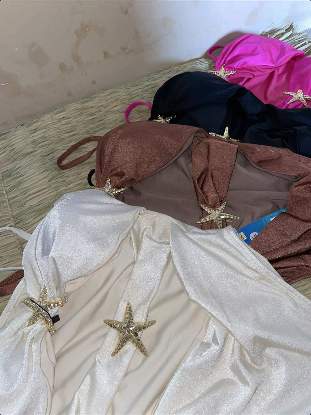 O maiô perfeito você encontra aqui com esse detalhe lindo de estrelas. 😍⭐️✨ Off Tm G  Nutella G  Preto M  Pink M e G  #bibeach #beachwear #modapraia #modafeminina 