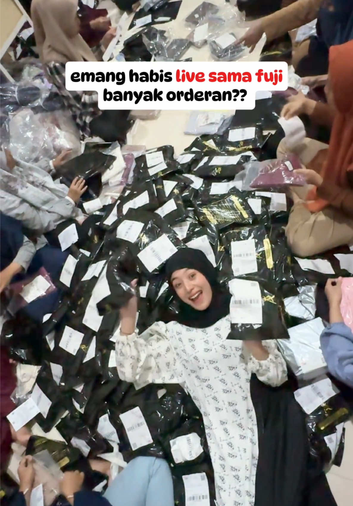 AR RAFI LIVE SAMA FUJI 😱🤩😍 gak nyangka orderan bakal sebanjir ini, ku kira cupu ternyata suhu 😍😍😍 ayoo serentakkan gerakan BANGGA PAKAI AR RAFI karena Ar Rafi pilihan @Fujiiian 🔥🔥🔥  #arrafixfuji #hijabarrafiofficial #arrafi #hijabarrafi #fuji #fujian #collaborasi #bunim #bunim_ownerarrafi #bunimarrafi #affiliatorarrafi #affiliatearrafi #arrafiviral #kianetotebag #yourasweater #pashminasaadia #saadiapashmina #kacamataarrafi #albasunglasses #cyclonesunglasses #hazelsunglasses #luxesunglasses #audreysunglasses #riseglasses 