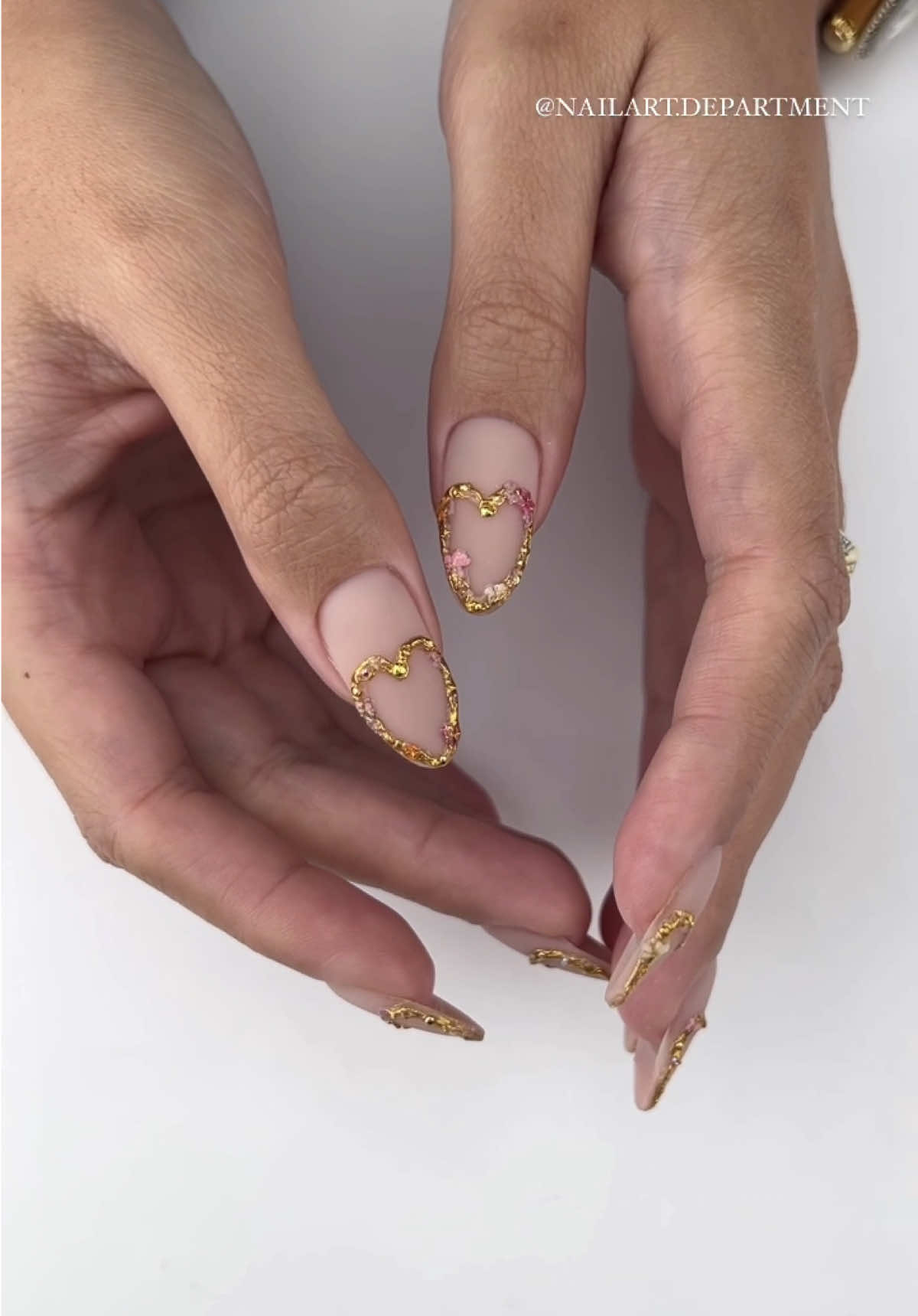 Another Valentine’s Day nail art inspiration for you 💝 This one is so delicate 🥹 For this look, I used @N A I L S P I R A C Y products 💫 • Essential Builder Gel BLISS • Matte Top CASHMERE • 3D Chrome Gel • Chrome Powder MIRAGE GOLD # 3 • Top GLAZE #nailartdepartment #nailspiracy #nailart #russianmanicure #gelmanicure #structuredmanicure #gelart #vdaynails #heartnails #nailinspo