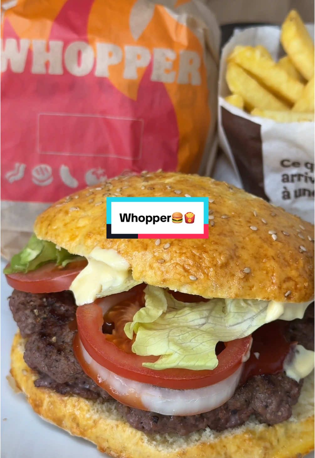Alors, je fais quoi comme recette de fast-food pour la prochaine ? Faites moi vos propos !! • MACRO (pour 1) 📊  L’ORIGINAL : 629kcal - 28P - 49G - 35L PORNFOODIET : 453kcal - 38P - 57G - 11L • INGRÉDIENTS (pour 3🍔) BUNS🍞 200g de farine🌾 (moi j’ai fait mix blanche/complète) + 1 œuf🥚 + 1 blanc🥚 + 50ml de lait écrémé🥛 + 1 sachet de levure chimique🍄 + sel🧂 + dorure (jaune d’œuf/lait + graines de sésame) CUISSON🔥: 15-20 min à 180 degrés MAYO🍯 2 carrés frais 0%🥛 + 1 c.c de moutarde jaune🍯 + 1 jaune d’œuf🍳 GARNITURE🍔 300g viande hachée 5%🥩 + 3 c.c de ketchup🥫 + salade🥗, tomate🍅, oignons🧅 + cornichons🥒  • #whopper #burgerking #burger #fastfood #raclette #fromage #pornfoodiet #bigwill #recette #recettefacile #viral