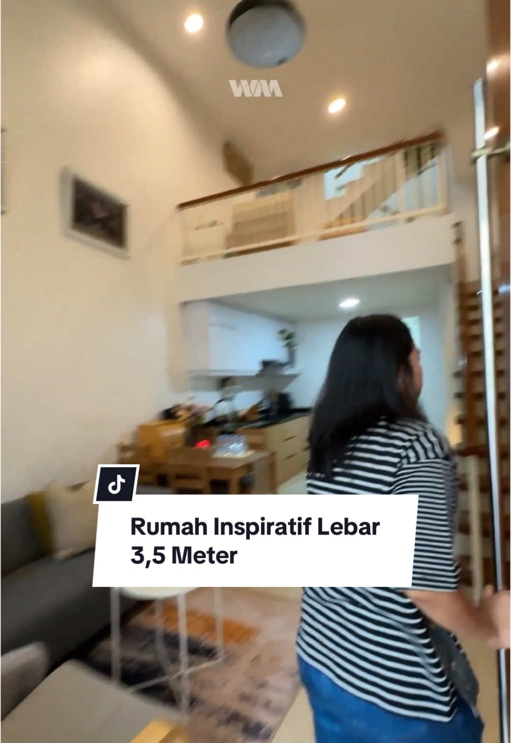 Lebar rumah ini cuma 3,5 meter tapi inspiratif banget tiap sudutnya. Dibangun 3 lantai, ada mezzanine dan rooftopnya! Gimana menurut kalian? 😍 Kalo masih penasaran sama versi lengkapnya ada di youtube WM yaaa!  🏠 singgahbertiga