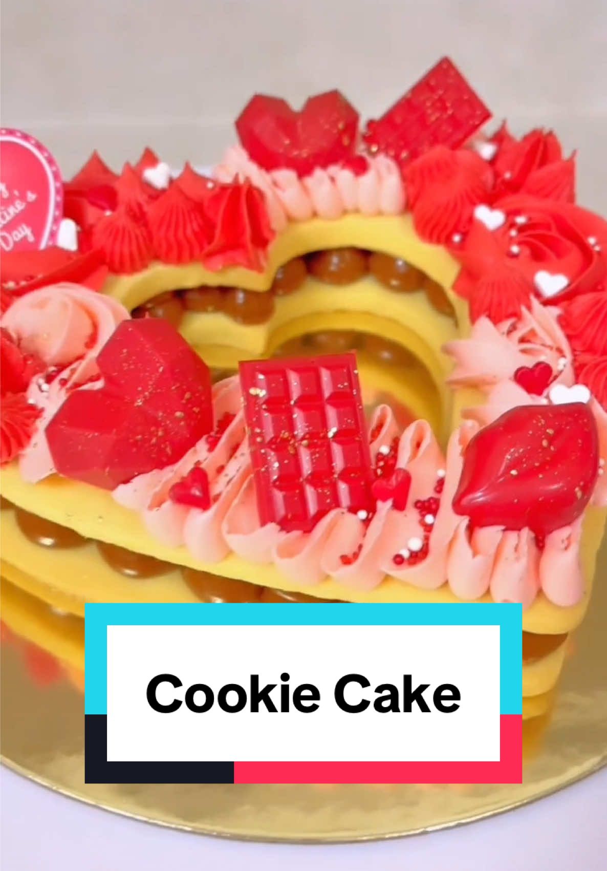 Cookie Cake❤️ Una hermosa y deliciosa idea para este 14 de Febrero. #cookiecake #tutorial #cakes #sanvalentin #reposteria #aprendeyemprende #alfajorcake #reposteriacreativa #emprendimiento #buttercream 