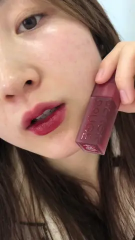 Đỏ nâu cherry “chân ái” cho nàng có tông da lạnh 🍒 #tarolayer #blackrougedl05 #meolamdepcungcacnang 