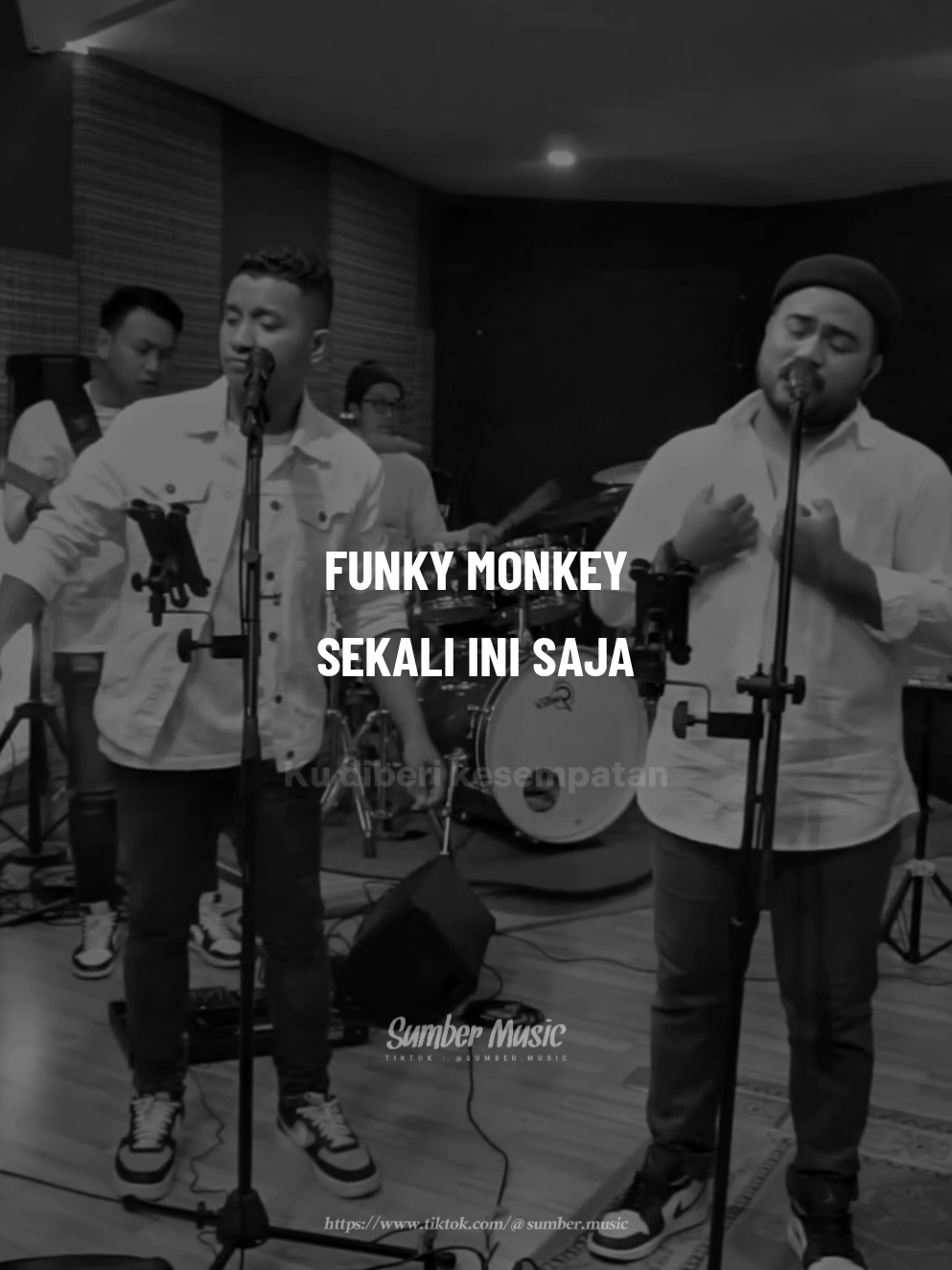 Funky Monkey - Sekali Ini Saja (Glenn Fredly) #glennfredly #sekaliinisaja #sekaliinisajaglennfredly #sadvibes #funkymonkey #funkymonkeyindonesia #sumbermusic #liriklagu #lirikestetik #musicindonesia #lagumelayu #dangdut #musikpop #music #cover #aesthetic #foryoupage #foryou #xyzbca #fypシ #fyp 