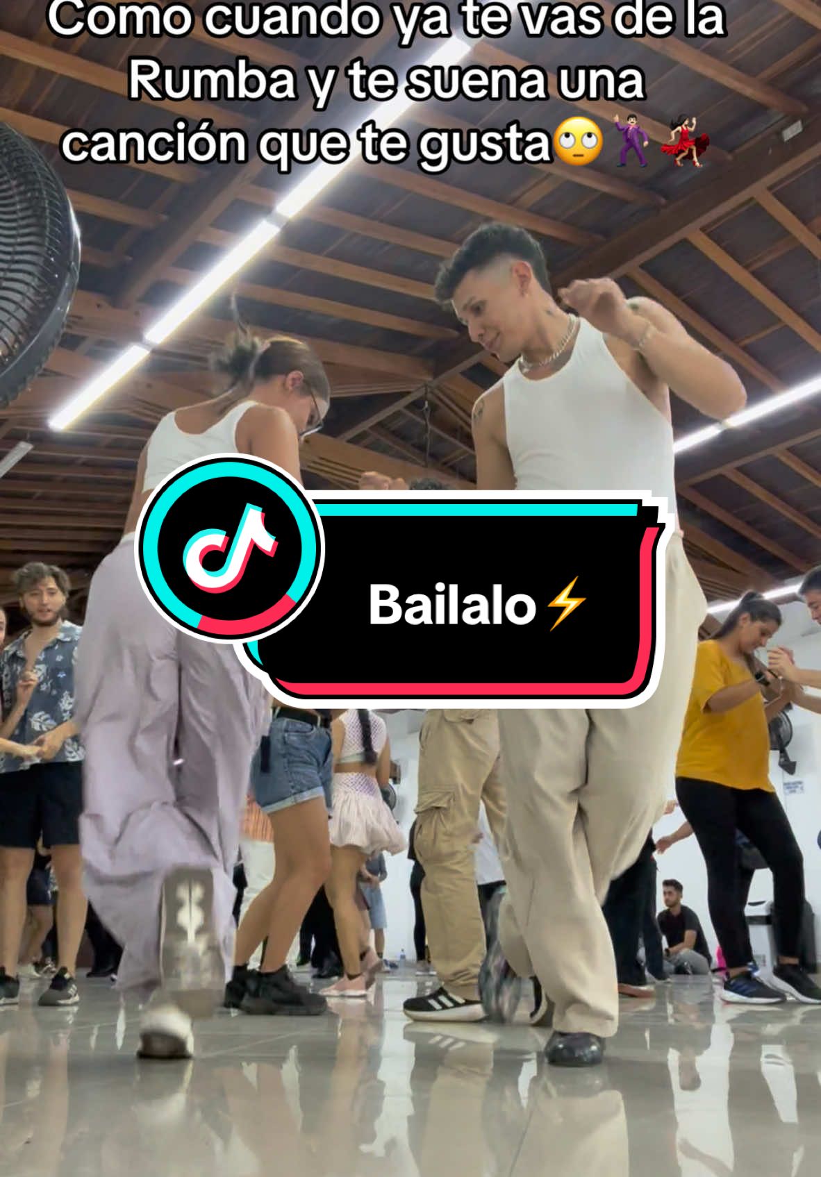 Lo mejor la reacción de los chicos atrás 😅 #salsa #baile #viralvideos #reaccion #sonrie 