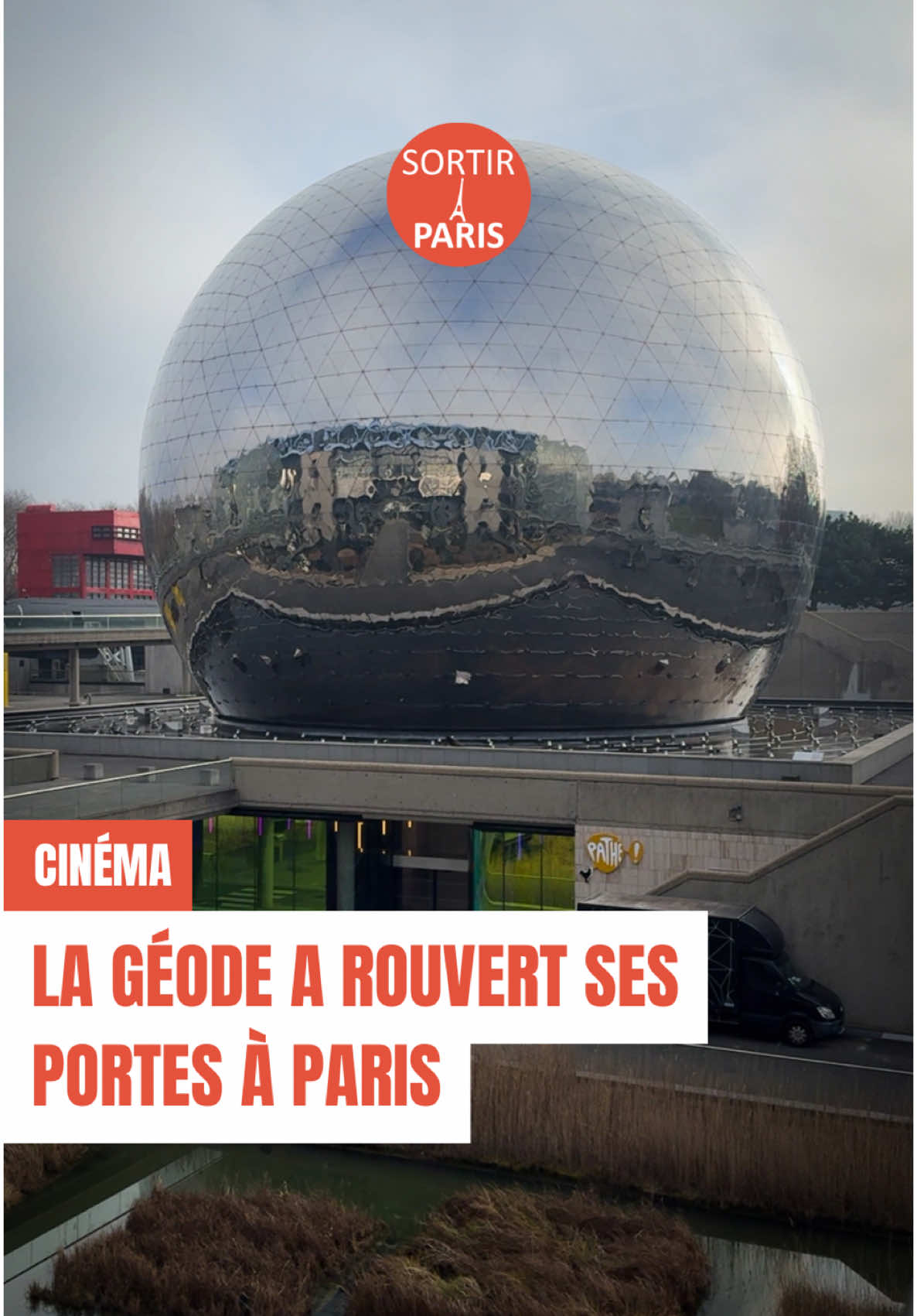 La Géode a rouvert ses portes à Paris ! Après 6 ans de rénovation, le cinéma à 180° t’accueillent à nouveau pour une immersion totale au cœur des films. Là, tu retrouves l’un des plus grands écrans hémisphériques au monde, d’une superficie de 1000 m² recouvrant la quasi-totalité de la salle. Ce lieu te propose principalement des documentaires aux images spectaculaires de 45 minutes qui te plonge au cœur de la nature, de l’espace ou encore des découvertes scientifiques. 3 raisons d’y aller : - Un cinéma à 180° - Des documentaire aux images spectaculaires - L’un des plus grands écrans hémisphériques au monde 🟠 Lieu : La Géode, 26 avenue Corentin-Cariou, 75019. 🟠 Prix : Tarif -26 ans, 10€ / Tarif Normal, 13€ (1 acheté = 1 offerte jusqu’au 11 mars 2025). Plus d’infos : sur le site Sortiraparis (lien en bio). #sortiraparis #paris #quefaireaparis #sortirparis #parislife #parislifestyle #parisvibes #parisjetaime #parisianlife #sortieparis #quefaireparis #cinemaparis #cineparis #pariscinema 