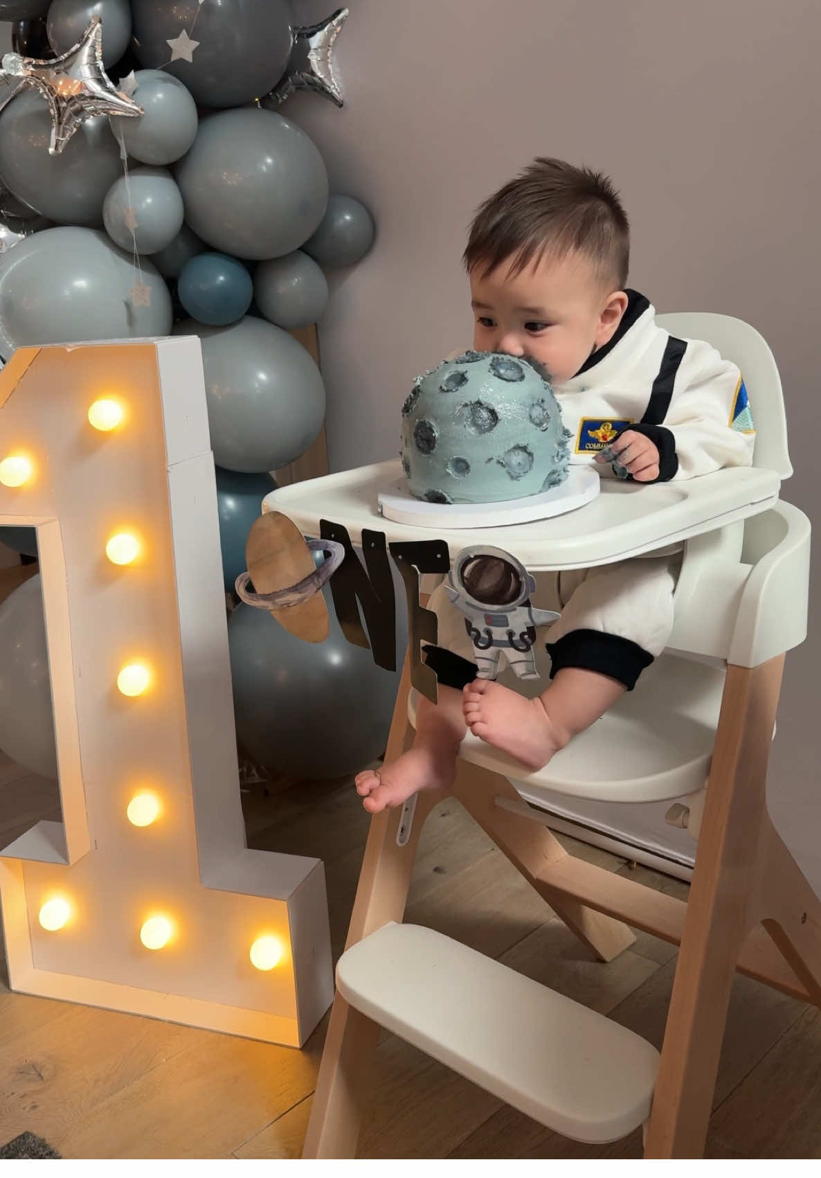 This will live in my memory forever, rent free 😂 His first birthday cake smash was the highlight of the party! I loved how everyone hyped him up, and he kept asking for more cheers—it was the cutest thing ever! #firsttriparoundthesun☀️ #firsttimemom #firstborn #firstbirthday #1yearolldbaby #birthdaycake #smashcake 