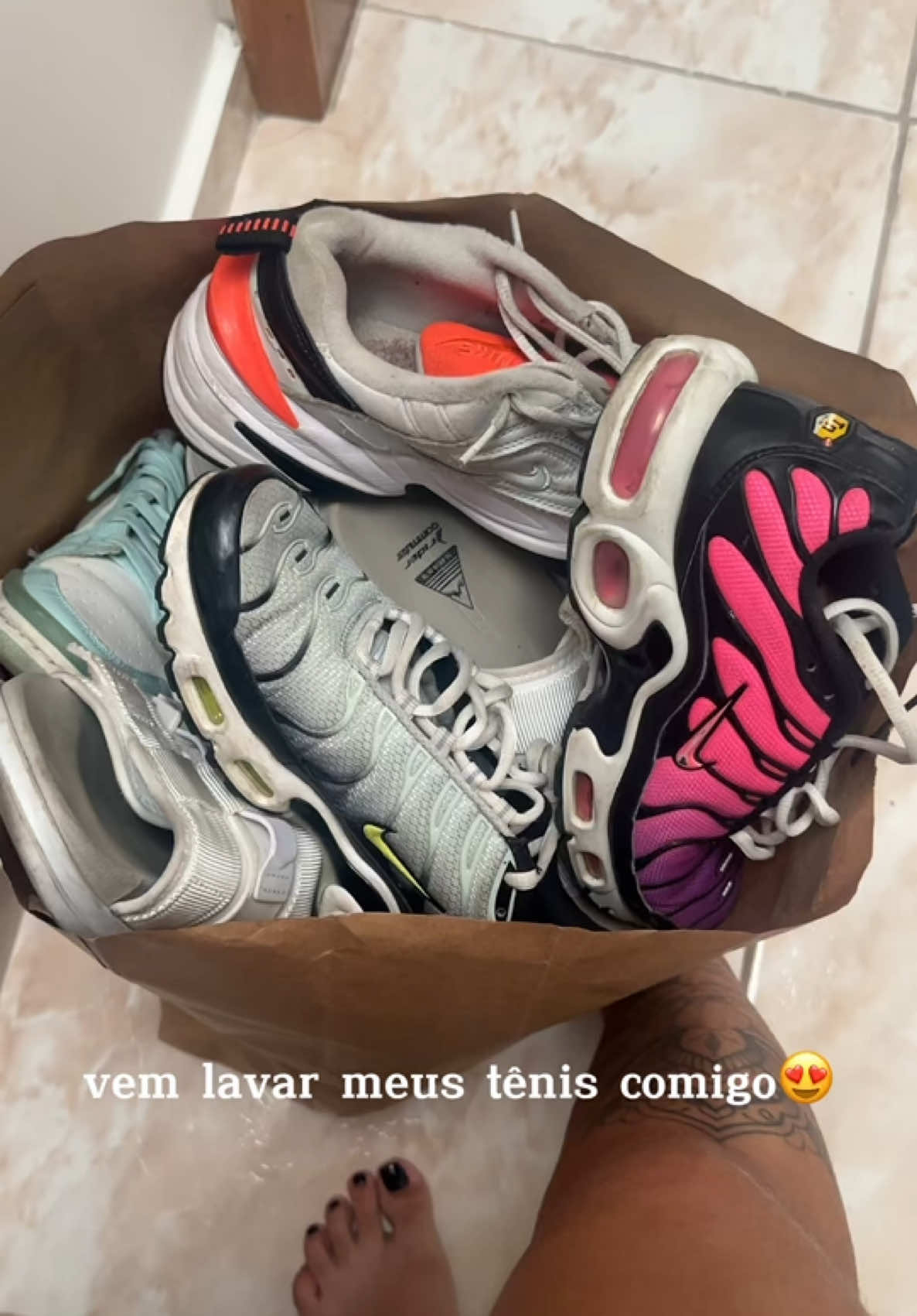 já estavam pedindo socorro de tão sujos #fyyyyyyyyyyyyyyyy #fyp #viral_video #trendin #nike #airmaxplus #sportlife 