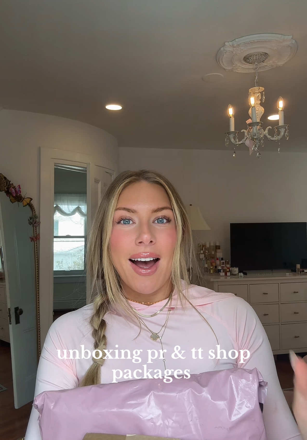 I’m so obsessed with that coat & THE REFILLABLE GLOSSES?!! @Loving Tan @Anastasia Beverly Hills @KraveBeauty @Katch Me #haul #pr #prunboxing #prhaul #prpackages 