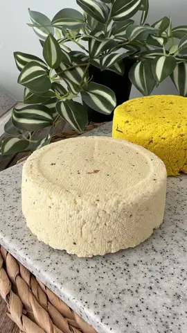😍ТВЕРДИЙ ДОМАШНІЙ СИР, дуже простий рецепт, який Вийде у кожного🧀 ⠀ ✔️ Маленьке прохання - якщо зберегли собі рецепт - поставте ❤️, мені це дуже важливо🙏 ✅Нам знадобиться: 🔹 1л молока - чим жирніше, тим краще🥛 🔹 3 яйця🥚 🔹 200г сметани 15-20% 🔹 сіль - 1-2ч.л(а якщо хочете щоб був солоний сир, то 3ч.л) 📌можна зробити з різними смаками: 🔹+1-2ч.л куркуми, 0.5ч.л італійських трав, трішки перцю чилі ⏳час приготування:20хв + 4-5 годин на дозрівання🧀 🕰Прийом: #сніданок, #перекус, #вечеря ⚖️вага готової порції - 330-360г. 🔻цей сир годиться до канапок - а от плавитись він не буде 🔸 Я готував із покупного молока, тому за це не переймайтесь - у Вас вийде також. Брав магазинне молоко жирністю у 3.2% 🔸Молоко переливаємо в каструлю, додаємо сіль - якщо бажаєте щоб сир був солоним, то додайте не менше 2-3ч.л солі. У мене вийшов ніжно-вершковим, з солодкуватим присмаком, бо я додав 1ч.л солі 🔸молоко ставимо на вогонь і даємо закипіти 🔸 змішуємо сметану і яйця, і перекидаємо до молока. Вимішуємо все разом 🔸ставимо на газ, варимо близько 6-8хв, поки не почне сир відділятись від сироватки, як на відео, та проваріть ще 2-3хв 🔸складаємо марлю в два шари, і викладаємо на друшляк. Переливаємо, відціджуємо рідину 🔸 сирну масу кладемо в зручну форму, я взяв пластикове відерко, в якому пробив дірочки. Зверху ставимо вагу. Так лишаємо на 4-5годин, і буде достатньо. І готово🧀 📌щоб зробити зі смаками, до суміші із сметани та яєць додайте куркуму, чилі та італійські трави 📌також можна спробувати приготувати із зеленню, часником, паприкою і іншими добавками Всім смачногооо😘 #твердийсир #домашнійсир #рецепт #рецептиукраїнською #food 