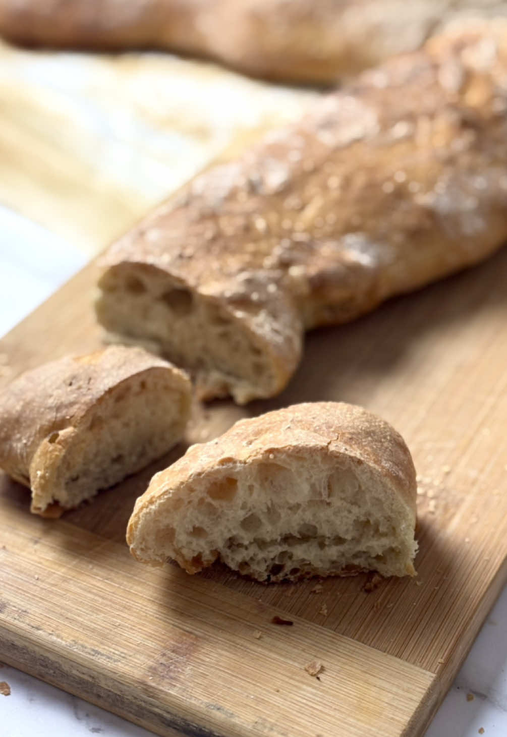 BAGUETTE VIRAL SIN AMASAR  Ingredientes: - 575gr de harina de trigo - 480ml de agua - 7gr de levadura seca - 10gr de sal - 2gr de azúcar  #recetas #rico #pan #cocina #rapido #facil #baguette #sinamasar #viral