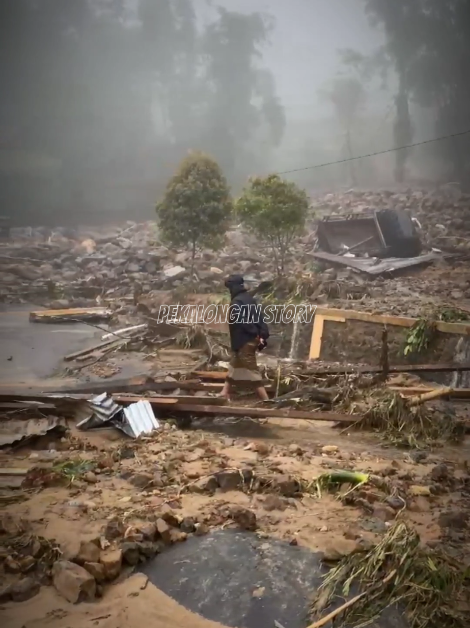 innā lillāhi wa innā ilaihi rāji'ūn Turut berduka cita atas musibah bencana alam banjir bandang dan tanah longsor di kabupaten pekalongan jawa tengah. Semoga diberikan kekuatan dan ketabahan untuk semua saudara-saudara kita dalam musibah ini,, Aamiin🙏🙏 #prayforpekalongan #banjir #tanahlongsor #bencanaalam #pekalongan #pekalonganberduka #xybca #fyp #viraltiktok 