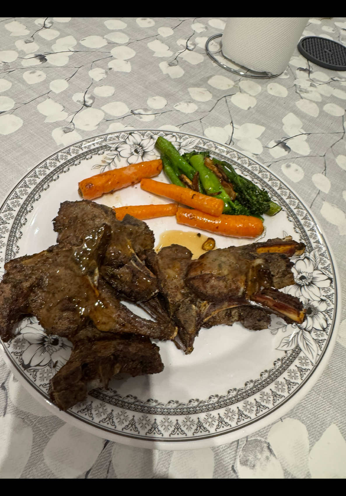 Lamb chops in the air fryer w/ carrots n broccoli  🥕 🥦 #LambChops #SteamedClambs 