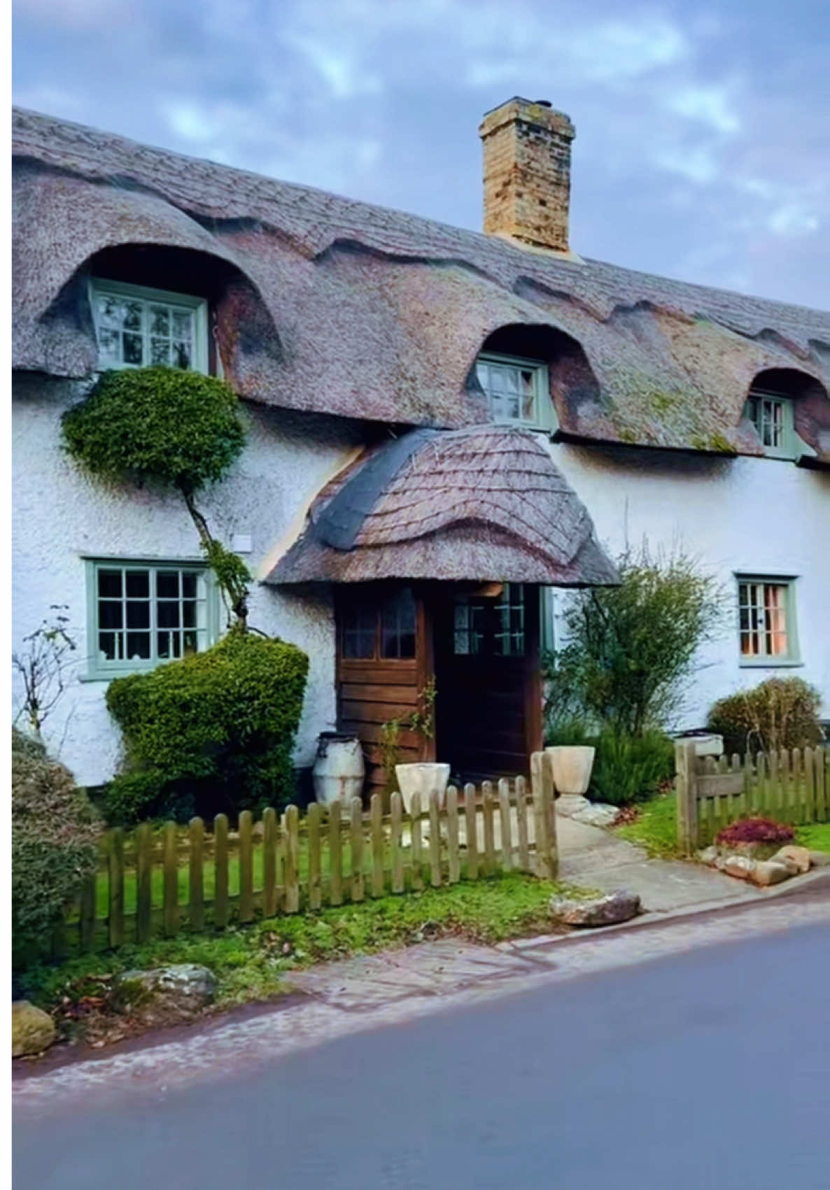 Nestled in the heart of winter, this charming cottage is pure magic ❄️✨ A perfect retreat to warm your soul and embrace the season’s beauty. Would you stay here? 🏡🍂 🎞️ https://m.youtube.com/watch?v=3UBFE20NqfI&t=35s 📍Bourn is a picturesque village near Cambridge, England, known for its charming countryside, historic cottages, and timeless fairytale vibe. With its winding lanes and tranquil atmosphere, it feels like stepping into a storybook setting, perfect for dreamers and nature lovers alike. #dreamhome #wintervibes #visitengland #countrysidelife #cottagestyle #holiday #natgeotravel #lovegreatbritain #travelblogger #walkinguk #traveller #englishcountryside #england🇬🇧 #england #travelguide #thecotswolds #cottagecore #exploremore #travelgram #travelblogger #simpleliving #photosofbritain #cottagecoreaesthetic #cozy #simplemoments #dreamlife #travelstoke #dreaming #visiteurope #winter #countrylife 