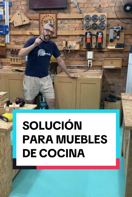 Solución muy práctica para cocinas. Nosotros pusimos unas guías telescópicas de extensión completa a este mueble del taller y se aplica a cualquier gabinete 