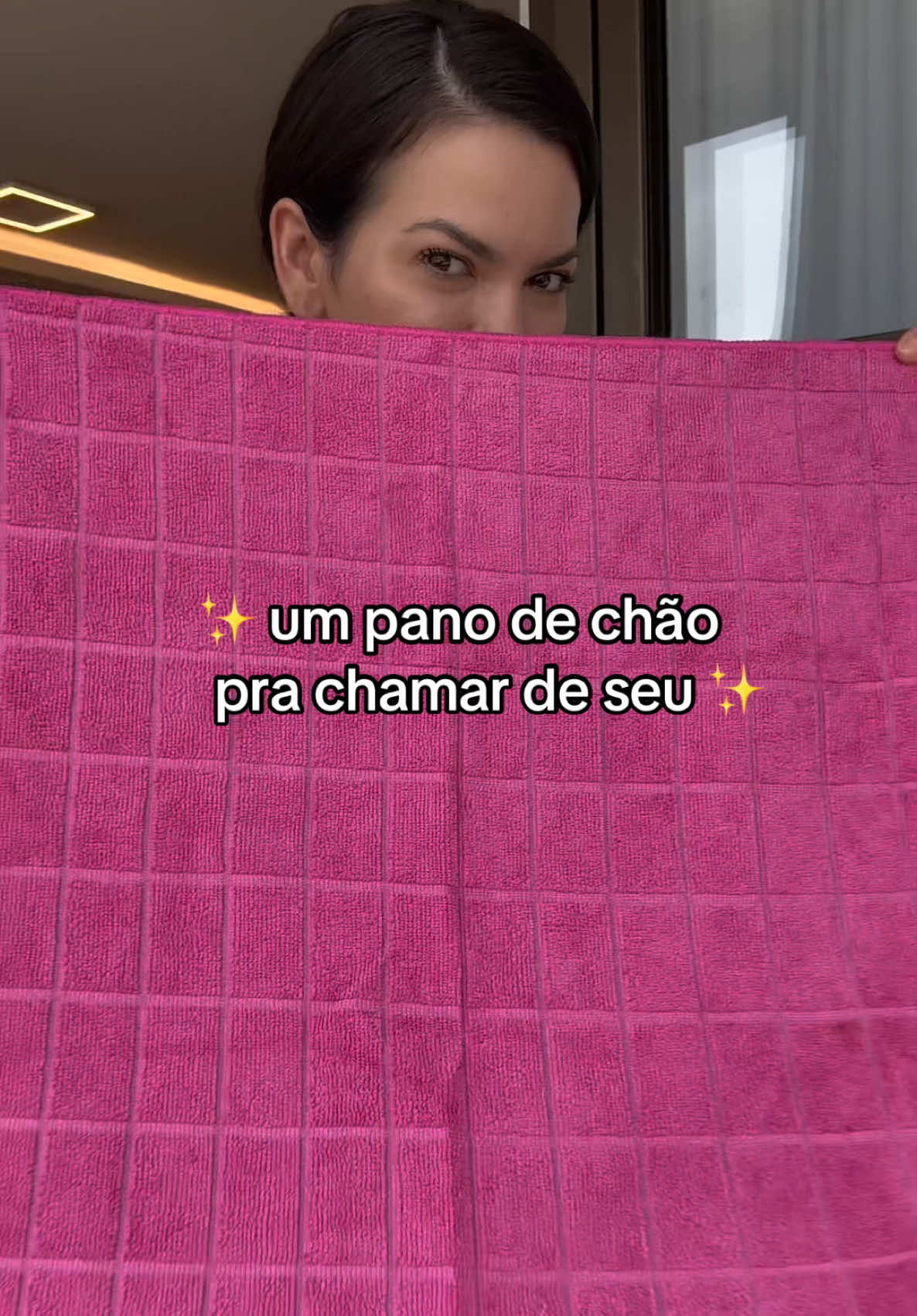 Descobri o segredo para uma limpeza sem stress, e agora vou dividir com vocês! ✨ O meu amor pelo pano de microfibra chegou ao feed, senhoras! 😍 Ele não espalha sujeira, não solta pelinhos e, o melhor de tudo: é super absorvente. 🙌 Existem várias marcas no mercado, o que uso aqui em casa é o pano de chão da Condor. Super fácil de encontrar, inclusive, tem no @fortatacadista ! 😉 Dica de ouro: se você ainda não usou, vai se apaixonar. Eu não vivo mais sem! 💧 #DonaDeCasa #DicaDeLimpeza #JovemSenhoraDaFaxina