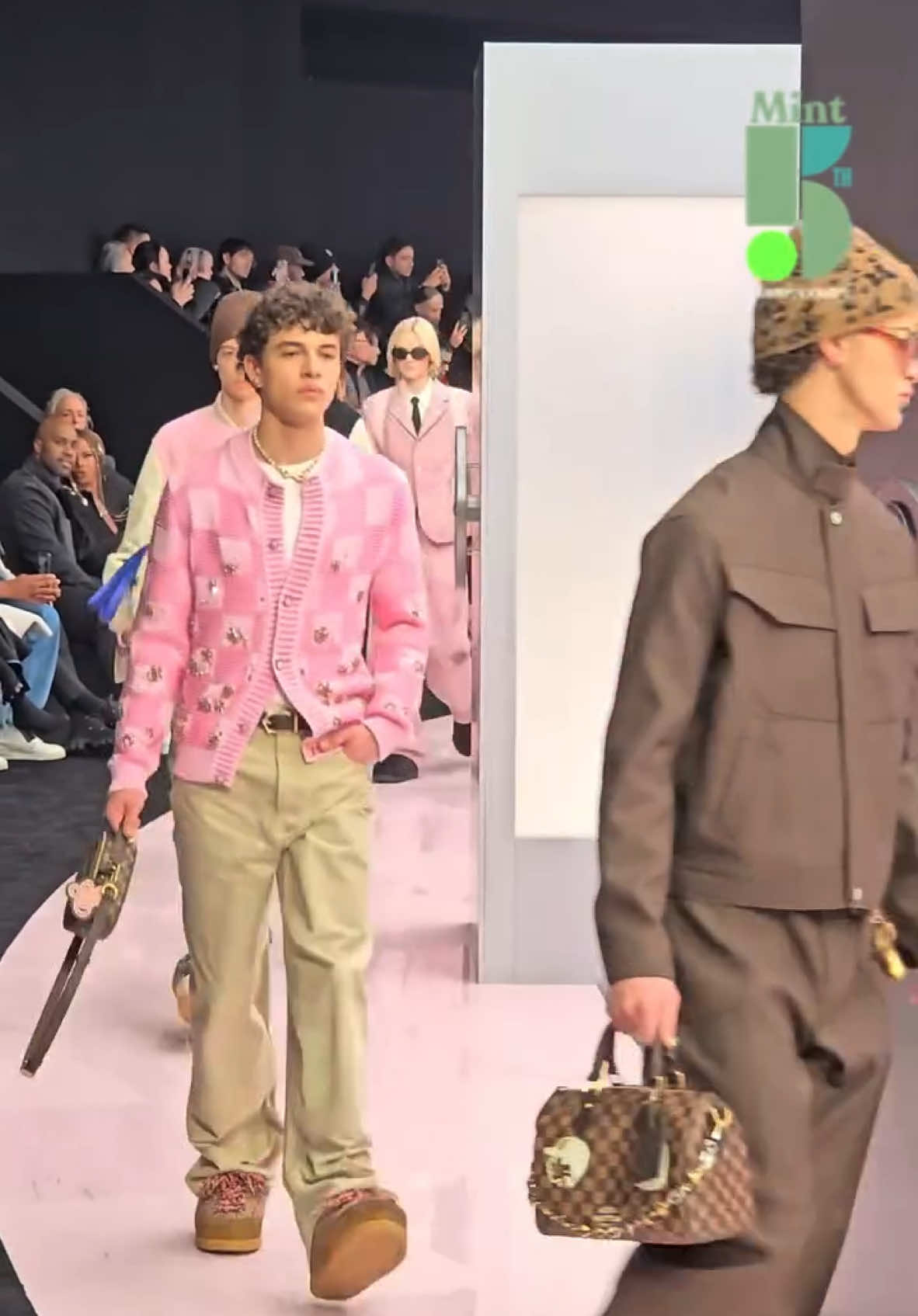 รวมกันเราปัง! #MintReports มูฟมาที่ปารีสกับโชว์ Louis Vuitton Men’s Fall-Winter 2025 เปิดฉาก Paris Fashion Week ได้อย่างสมเกียรติ กับการจับมือของสองดีไซเนอร์ตัวพ่อ ระหว่าง Pharrell Williams ครีเอทีฟไดเร็คเตอร์แผนกสุภาพบุรุษของเมซง กับ Nigo ดีไซเนอร์ชื่อดังชาวญี่ปุ่น ร่วมกันครีเอทสไตล์สุดเท่ที่ปั่นผสมผสานกันอย่างลงตัว นอกจากเสื้อผ้าหลากดีไซน์ที่มาพร้อมกันเทคนิคใหม่ๆ แล้ว ไอเท็มอย่างกระเป๋า รองเท้า และเครื่องประดับก็โดนใจสายแฟฯ ไม่แพ้กัน เล็งชิ้นไหนเอาไว้กันบ้างเอ่ย💚 #LouisVuitton  #LVMenFW25  #MintMagTH 