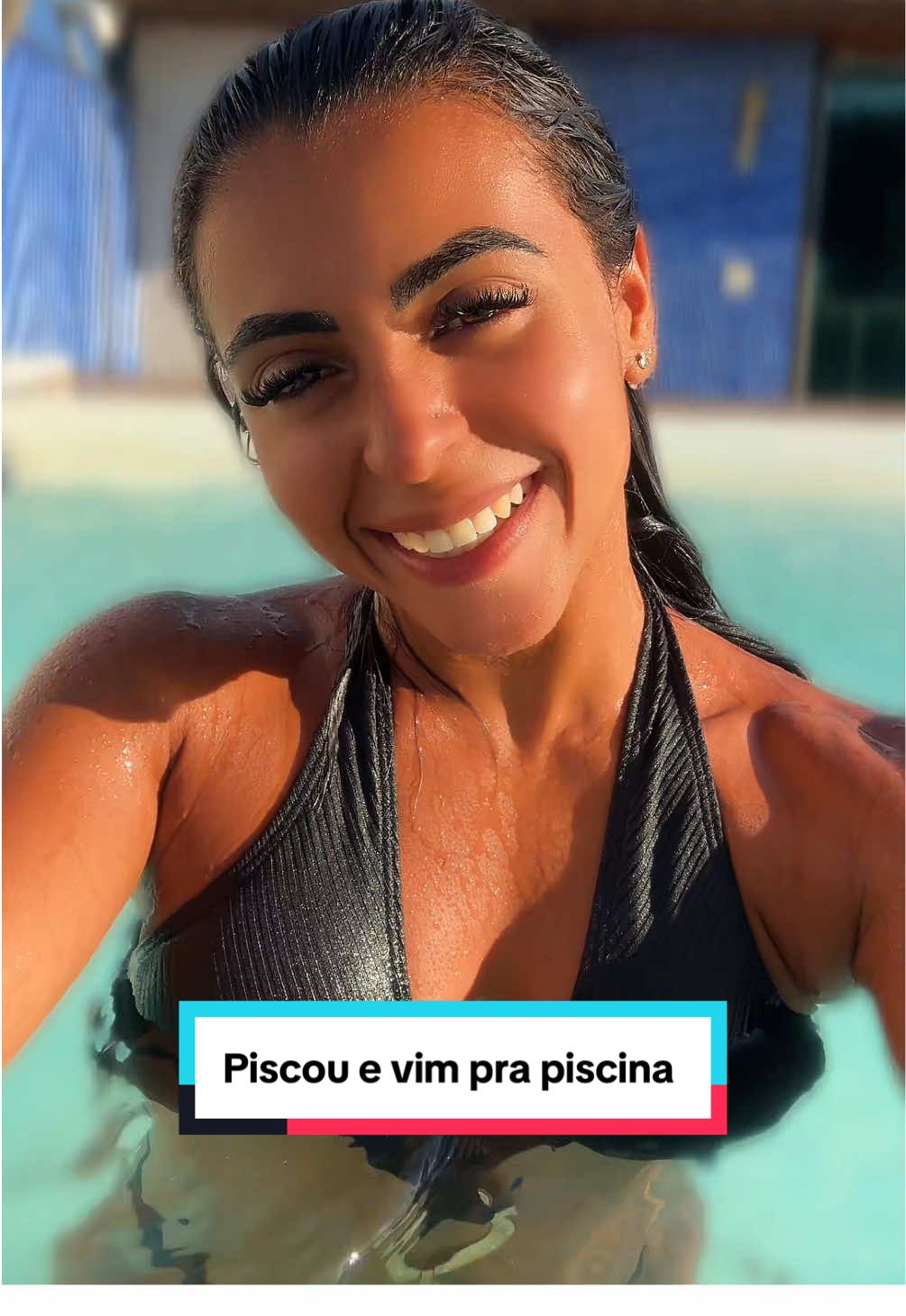 Piscou e eu vim pra piscina 😂 #piscina #calor #sol #verao #morena #linda #biquini #explore #foryoupage❤️❤️ #fyp #boatarde 