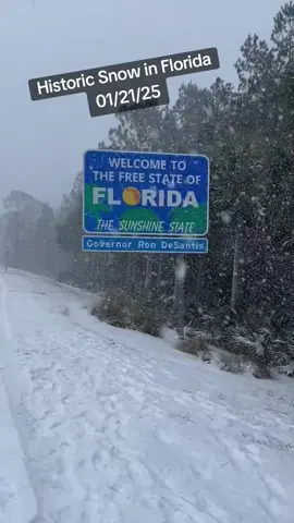 Heavy #snow falling in #Pensacola, #Florida. Already 2 inches on the ground and it's still #snowing. Mother Nature off to a crazy start for 2025. Snow all the way to the beaches from Louisiana to Florida. 📷 Matt Devitt