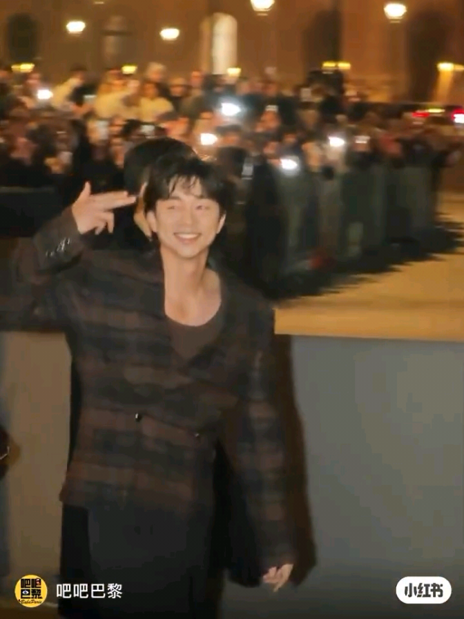 he's made salesman pose 🤭👈🏻 #parisfashionweek #louisvuitton #gongyoo 