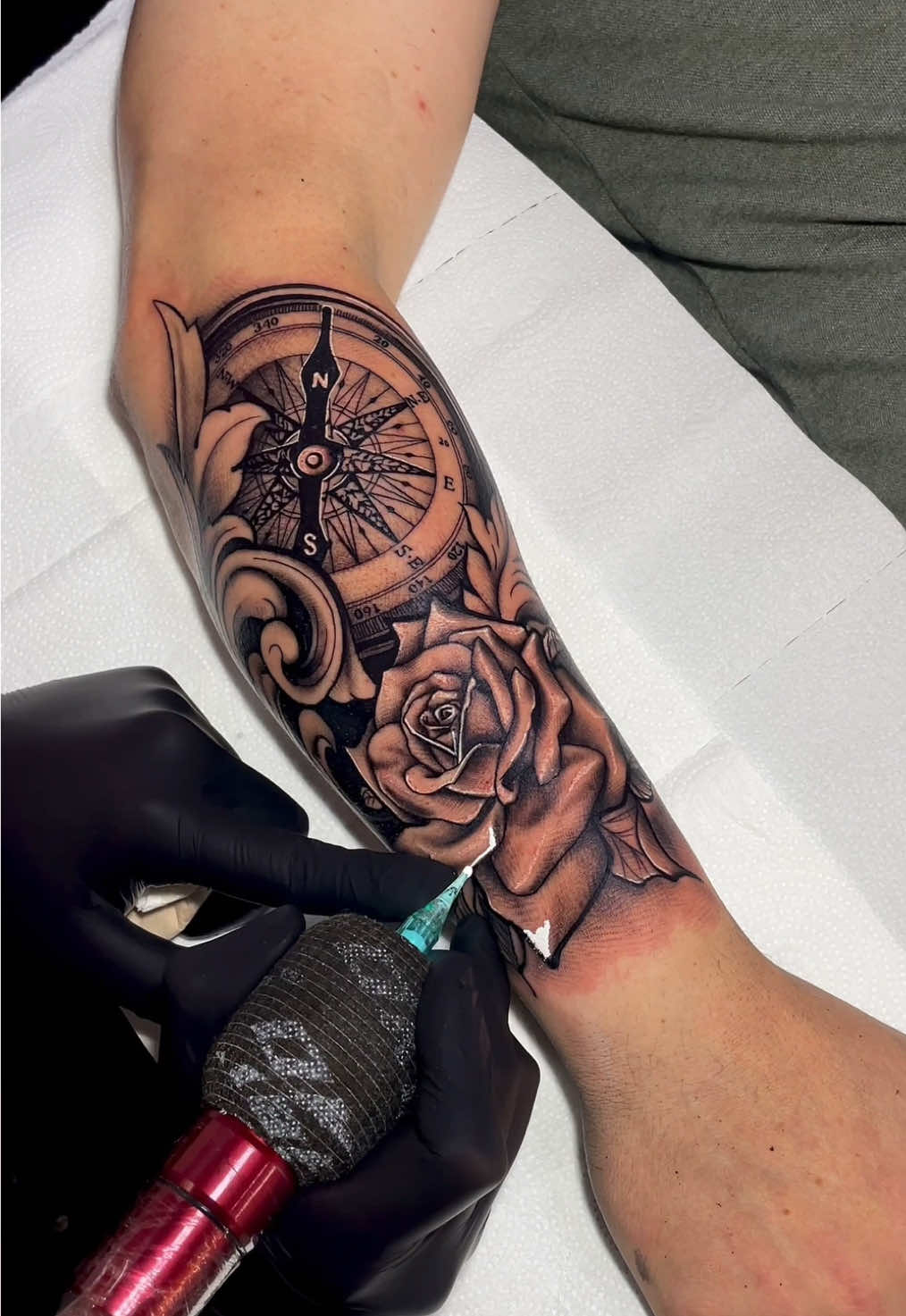 Tatuagem bússola X relógio #realismotattoo #tattoorealismo #tattoobrasil #tattoopretoecinzarealismo #trendingtattoo #ideiastattoo #pretoecinzatattoo #tatuagemrealismo #tattootiktoks #caxiasdosulrs #realismopretoecinza 